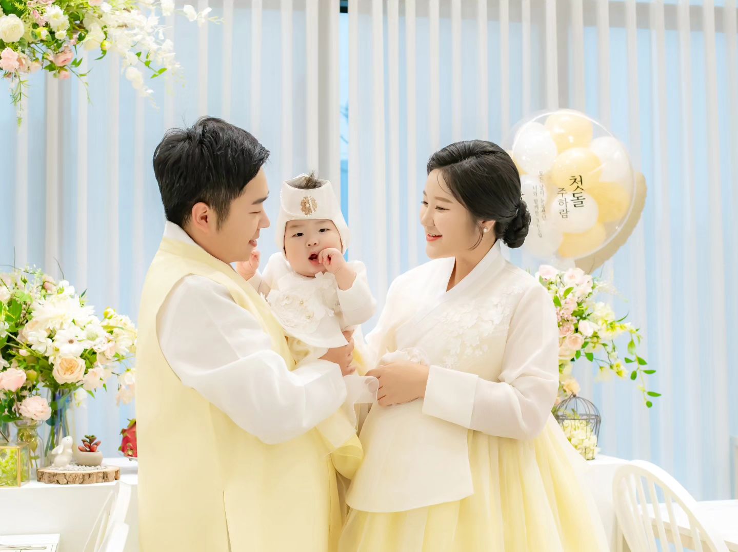 2024.01.20

뱃속에 있는 둘째가 언제 나올지 몰라
일주일 앞당겨서 했던 하람이의 돌잔치🎂

엄마뱃속에서 나와 꼬물이같은 작고 귀여운몸으로
엄마품에 안겼던게 엊그제같은데
벌써 이렇게커서 첫번째 생일을 맞이했네

엄마아빠가 결혼하고나서부터 무려 2년을 기다린 
엄마아빠의 첫 보물 하람아
첫번째 생일 너무 축하해

앞으로 하람이의 앞날이 밝게 빛날수 있도록
엄마아빠가 항상 하람이옆에 함께할게🩷