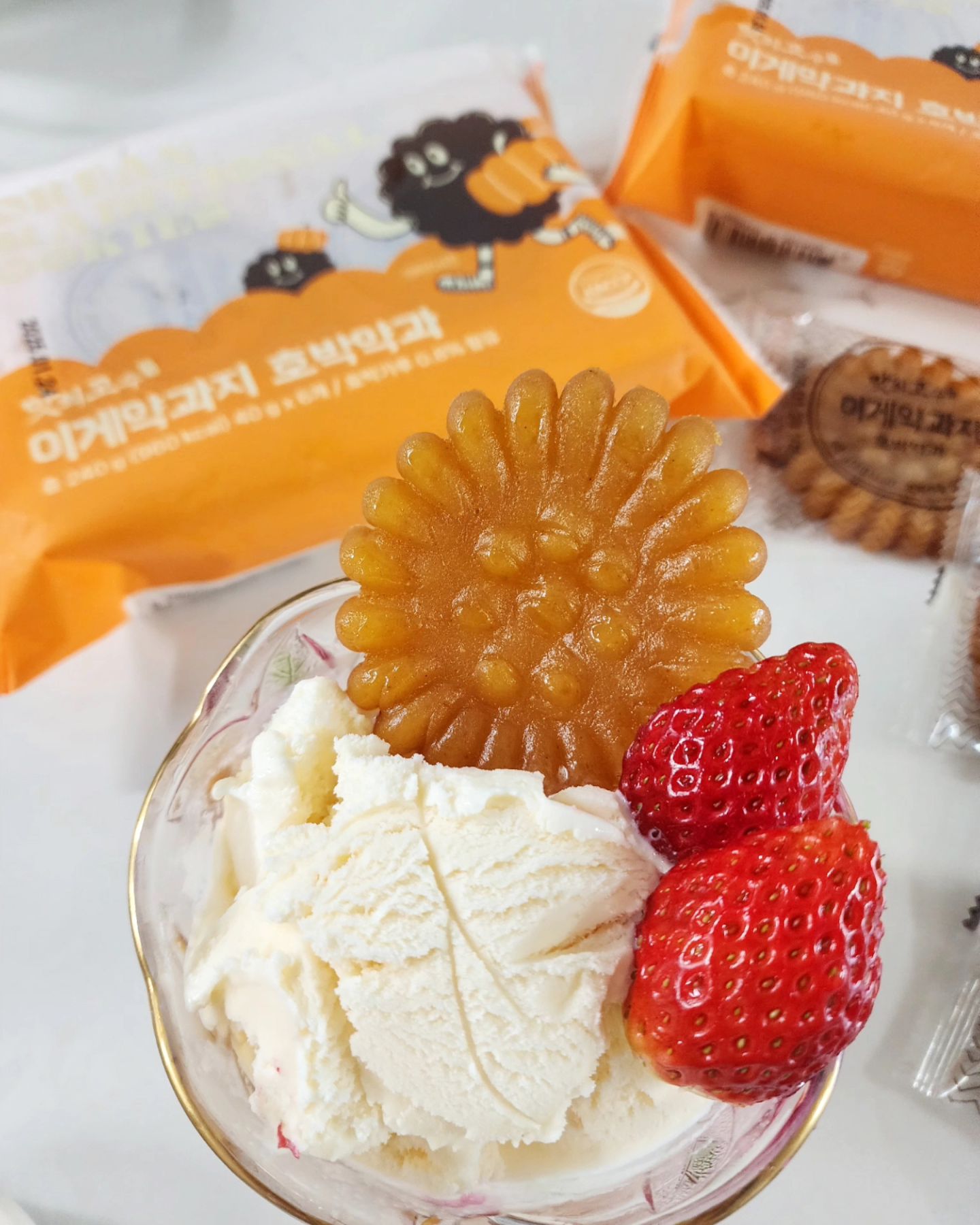 #협찬
맛의고수 이게약과지 호박약과🥮
달달 쫄깃 쫀득 촉촉한 약과 추천!!
호박가루가 들어가 약과 특유의 기름냄새가 덜함
약과를 쪼개면 조청이랑 물엿이 쫘악 늘어나🤤
눈에 보이는 달콤함!
요즘 약과랑 바닐라아이스크림 조합이 핫한데
맛은 있으나 칼로리 때문에 아아 조합이 더 좋을듯

쫀-득쫀득 촉촉 달콤해서 먹다보면 계속 먹게 되는
맛의고수 이게약과지 호박약과- 맛있었습니다🧡

✅️ 협찬
makko_company
#맛의고수 #이게약과지호박약과 #약과
.
.
.
.
.
#선물추천 #과자 #빵 #과자스타그램 #신상간식 #간식 #편의점간식 #빵 #베이커리 #디저트 #먹스타 #맛스타그램 #먹방스타그램 #맛있어 #야식 #카페 #먹팔해요 #먹팔환영 #먹스타맞팔 #먹스타소통  #먹팔맞팔