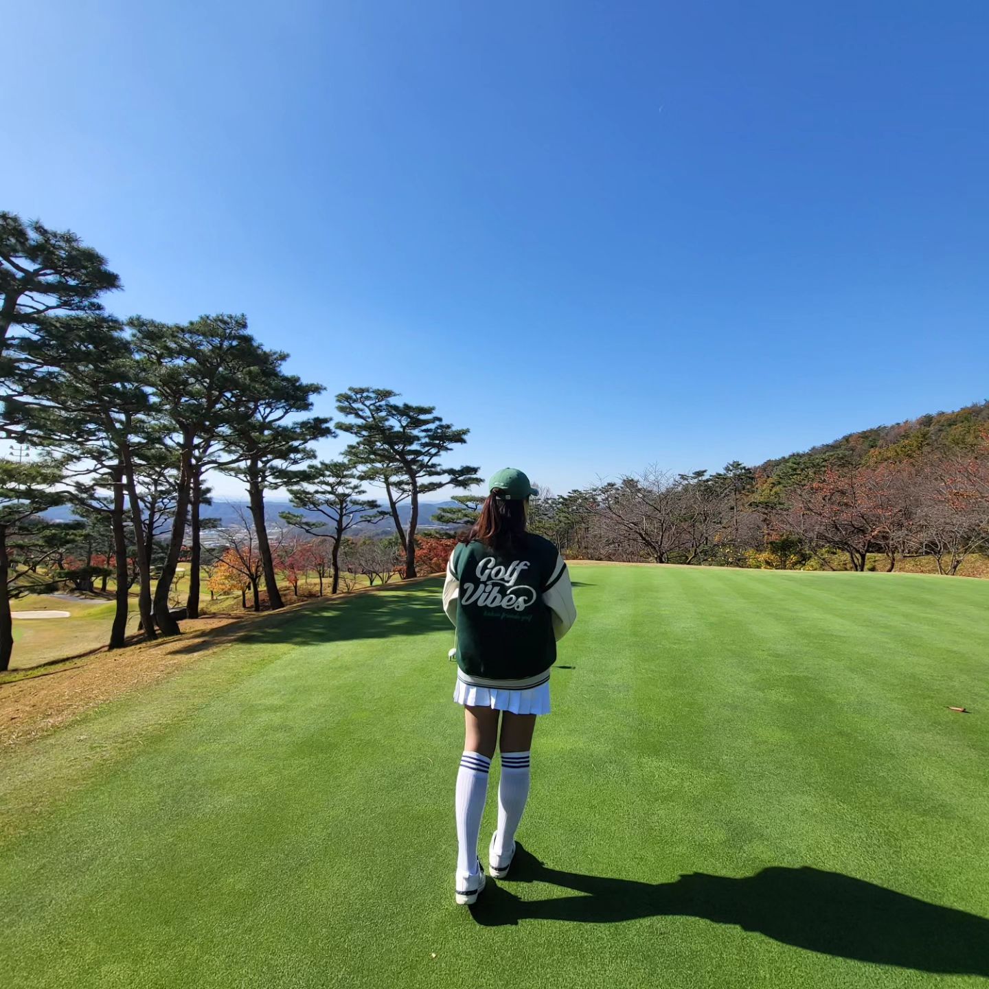 #협찬

갑자기 쌀쌀해진 날씨덕에
살짝 걱정했지만
바로바로  골프렌즈 울 바시티 자켓
루즈하게 입는 핏이라
상체비만인 저에겐 정말 최고최고

남녀공용이라 사이즈도 선택가능하고
저는 L 사이즈 착용중!!

골프장갈때 입고
카트타고 다닐때 입었더니
보는 사람들마다 대학생같다고 ㅎㅎ
급 기부니 좋아져서 행복한 라운드였답니다

따뜻한 골프렌즈 울 바시티 자켓
저는 춘식이~~💚💚💚

kakaofriends_golf_official kakaofriends_golf_agit

#카카오프렌즈골프 #KakaoFriendsGolf #카카오골프 #Golfriends #골프 #golf #골프용품 #골프웨어 #골프룩 #항공커버 #해외라운딩 #골프우산 #골프장갑 #골프용품추천 #겨울필드 #겨울골프 #겨울라운딩 #골프렌즈
 #골프렌즈울바시티자켓