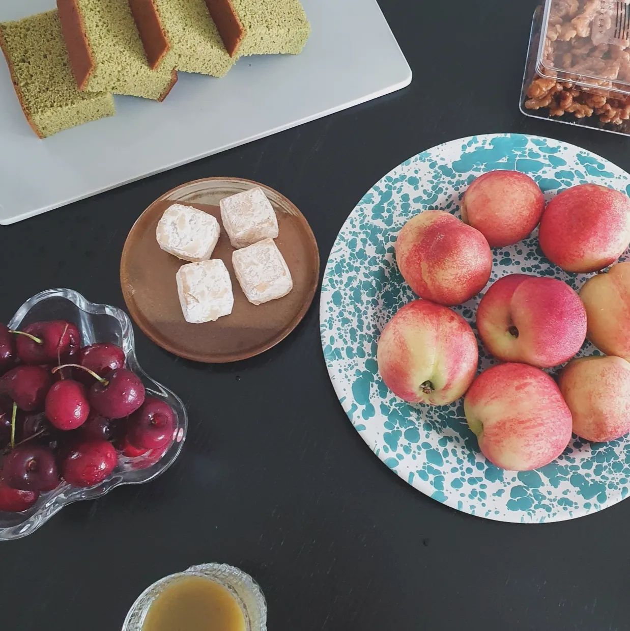 (공구오픈)
복숭아와 함께하는 계절!🍑
일년 중 , 단 일주일 동안만 맛볼 수 있는 
망고복숭아는 달콤한 맛이 강하고,과육이 풍부하며
망고향이 난다고 하여 망고복숭아라는
이름이 붙었습니다.
(속이 노란 말랑복숭아예요)
.
한번 드셔본 분들은 계속 찾게 될만큼
그 향과 맛이 특별해 신이주신 과일이라고
불리우기도 합니다.
(눈만 뜨면 복숭아 깍아달라고 할만큼
👧🏻🧒🏻🧒🏻아이들 입에도 맞았던 특별한복숭아)
.
원래 망고복숭아는 홍콩으로 전량 수출되는데
공감밥상을 통해 3일동안 이곳에서
소개해드릴 수 있게 되었어요.😊
말랑말랑한 망고복숭아 특성상 하나하나 
개별 포장되어 안전하게 배송될 예정이니
안심하고 주문해주세요.
.
받아보신 분들은 하루 이틀 후숙해서
드시는걸 추천드립니다.
원산지 :국내산(경북경산)
자세한 내용은 프로필 링크 연결해두었으니
상세페이지에서 확인해주세요
감사합니다.
.

#신품종#망고복숭아#망고복숭아공구