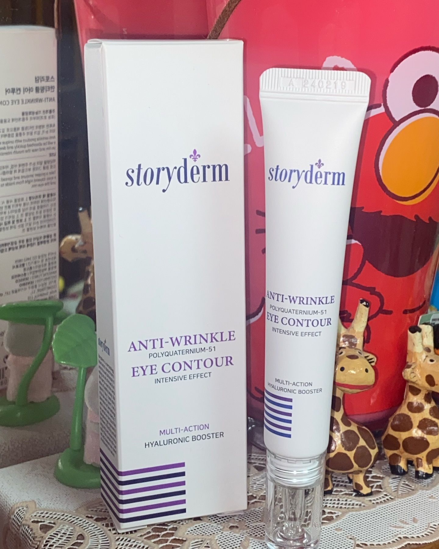 #협찬 storyderm_korea 

바르기 편한 아이크림 추천합니다! 🫧

눈가 주름 관리를 해야하는 요즘....
쉽게 바를 수 있고 촉촉한 제품을 찾았어요!

스토리덤의 안티링클아이컨투어 🤍
수분 보습으로 눈가 주름 케어를 해보자구용~~

아침, 저녁으로 안에서 밖으로 원을 그리듯 펴 발라주면 됩니다!

#스토리덤 #안티링클아이컨투어 #Anti wrinkle eye contour #storyderm #눈가주름관리 #데일리링클케어 #폴리쿼터늄 #아이크림추천