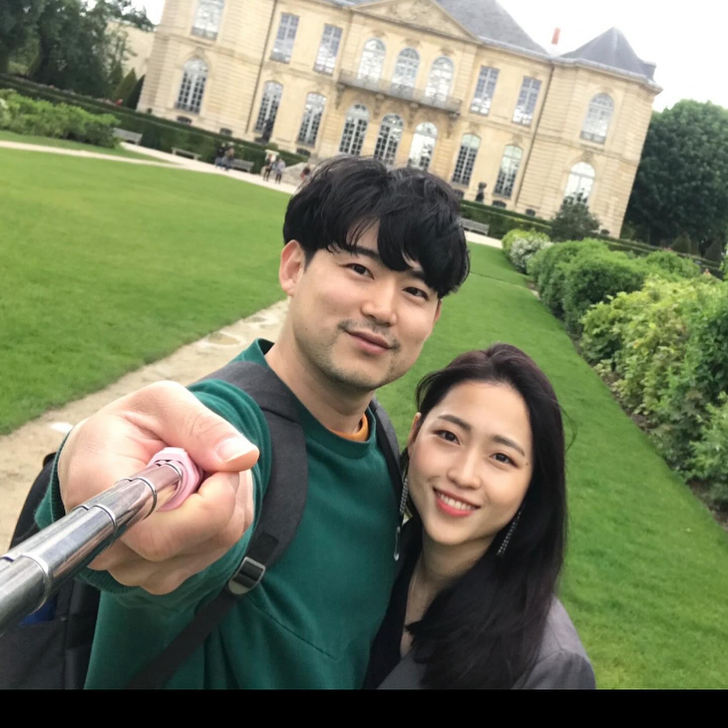 파리올림픽에 파리파리 하니까... 그핑계로 꺼내보는 사진🇫🇷ㅎㅎㅎ
요즘 너무바빠서 사진으로 보다시피하는 남편이에요🥲
가까이 보는저도 안쓰러울정도로 쉴틈이 없어
걱정스러운데 늘 그러듯 또 좋은날 오겠죠?🩷
⠀ 
루다 생기기 두달 전에 갔었던 파리에서..
그당시 파리 센강에서 친정아빠랑 영상통화하는데
“2세 만들고와~” 라고 말하셨었는데
우리아빠도.....그립다🥹
⠀ 
이 모든게 엊그제같은데말이죠
벌써 루다는 5살에 배불룩 나온 둘째는
곧 나올대기중인데.. 가는 시간정말 잡고싶네요🫶🏻
⠀ 
역시 이래나 저래나 하루하루를 소중히
그리고 감사하게🙏🏻🩷
⠀ 
무더위 폭염시작인데
더위먹지마시공!!! 건강관리잘하기에요🩵
