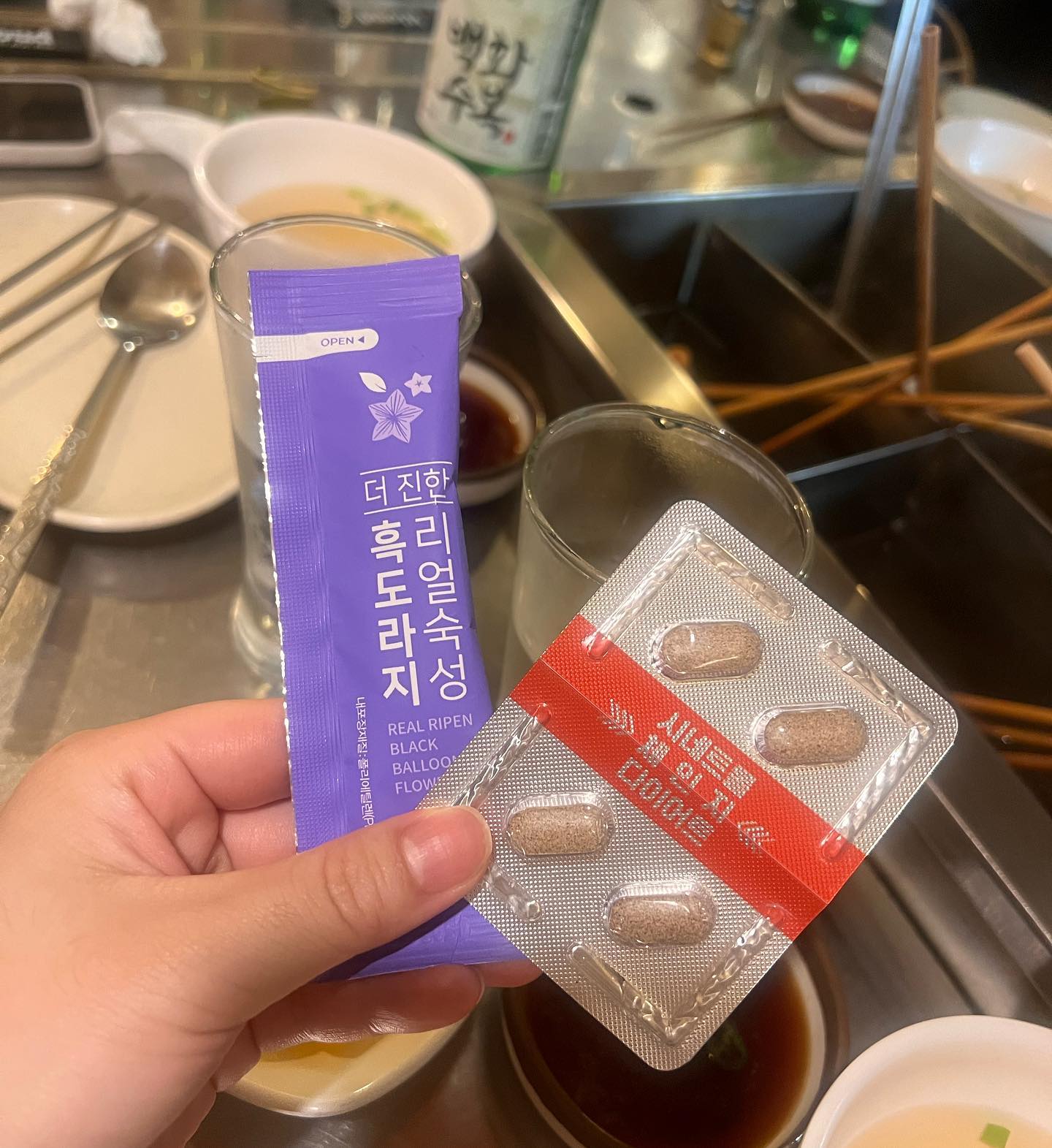 오랜만에 바이요미 쥔장으로❤️
시네트롤도 시네트롤이지만
진짜 찐 추천하고 싶은 #리얼숙성흑도라지 
본캐가 가르치는 직업인지라
하루죙일  말하기가 바빠요!
특히나 여름 겨울엔 에어컨, 히터로 인해
기관지, 목이 너무 많이 상하고
한 달 전에 1주일 넘게 목소리가 안 나왔는데
알고보니 성대결절까지...
그래서 목에 좋은 영양제, 도라지차 매일 달고 살았는데
드디어 찐템 만났어요💜

도라지가 워낙 써서 잘 안 챙겨 먹는데
요건 왜 맛있고 난리????

우선 친구들은 먹어보고
선주문 바로 넣었구요!
다음 주 월요일에 오픈하니 
내일부터 천천히 효능과 장점을 올려볼게용😘

#바이요미 #바이요미공구
