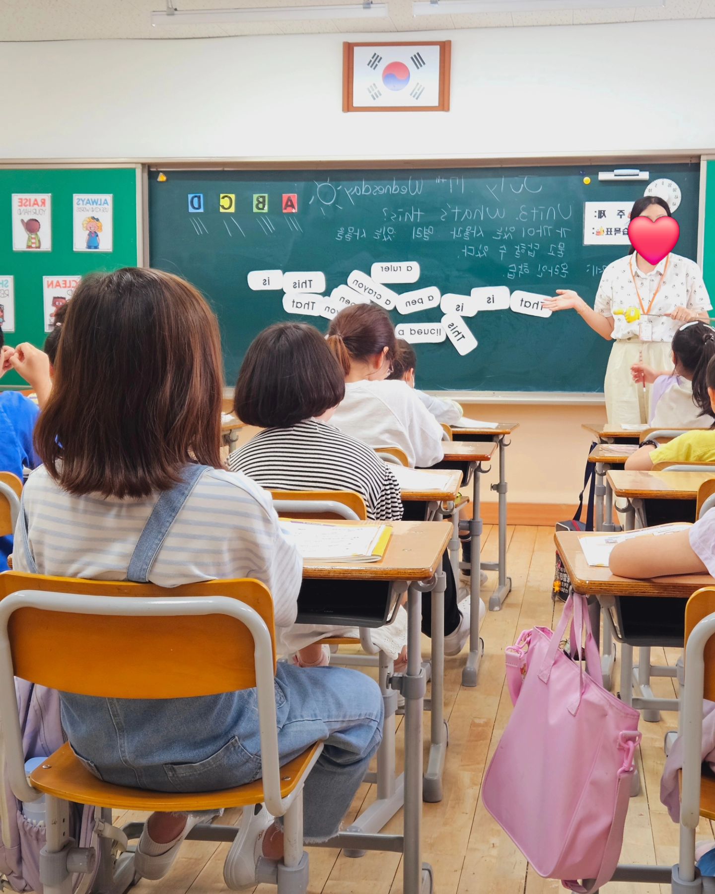 찌유 영어수업에 숨은 나윤이찾기🫶

선생님이 수업도와달래서
잠깐인줄알았는데
40분내도록 앉아있다가
결국 수업도 같이 들어버린 4학년언니ㅋㅋ

#2024송나윤 #2024송지유
#141125송나윤 #160202송지유