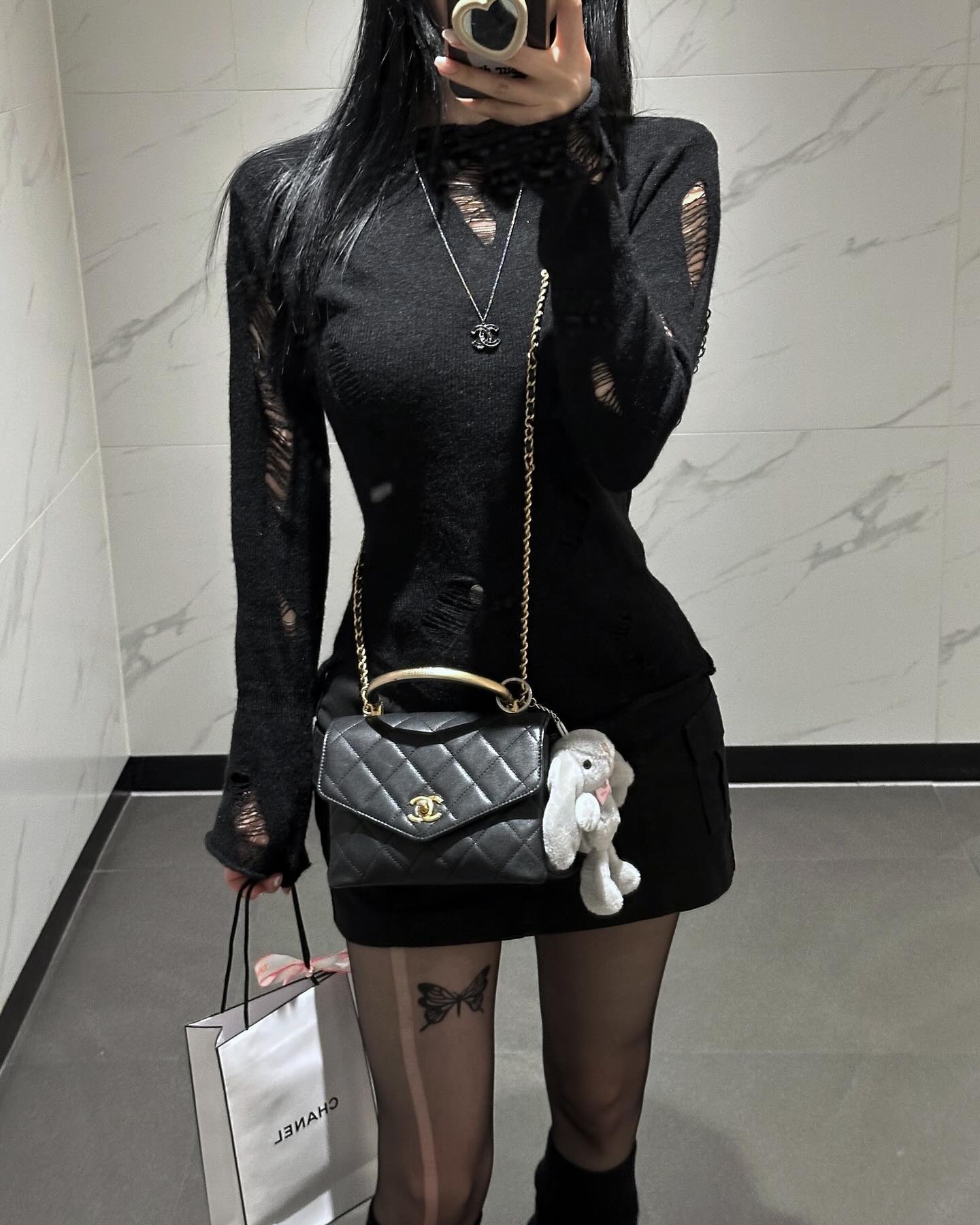 여기저기 다 찢어진 날
키링 달다가 엄지손꾸락까지 갈겨진

내가그러치모 ~ 😘