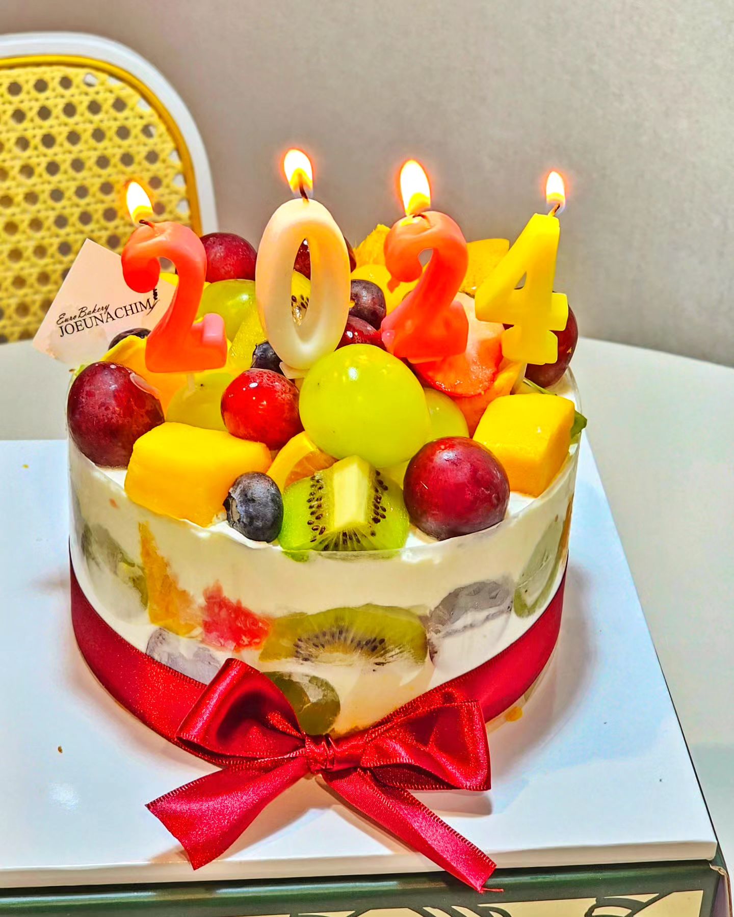 Happy New Year✨️
연말연시 핑계로 케이크 2판 먹은 가족🎂
어제 산 케이크를 다 먹어서 오늘 또 사 왔다구요오ㅋㅋㅋ
카운트다운 하기 전에 또 불어버렸네🤭🤭🩷🩷
아무렴 어때 행복하면 됐지? 스마일초 3개 #행복한세식구
우리 가족 올해도 고생했고 내년에는 더 행복하쟛♥️

#새해복많이받으세요 #2024 #행복하자아프지말고