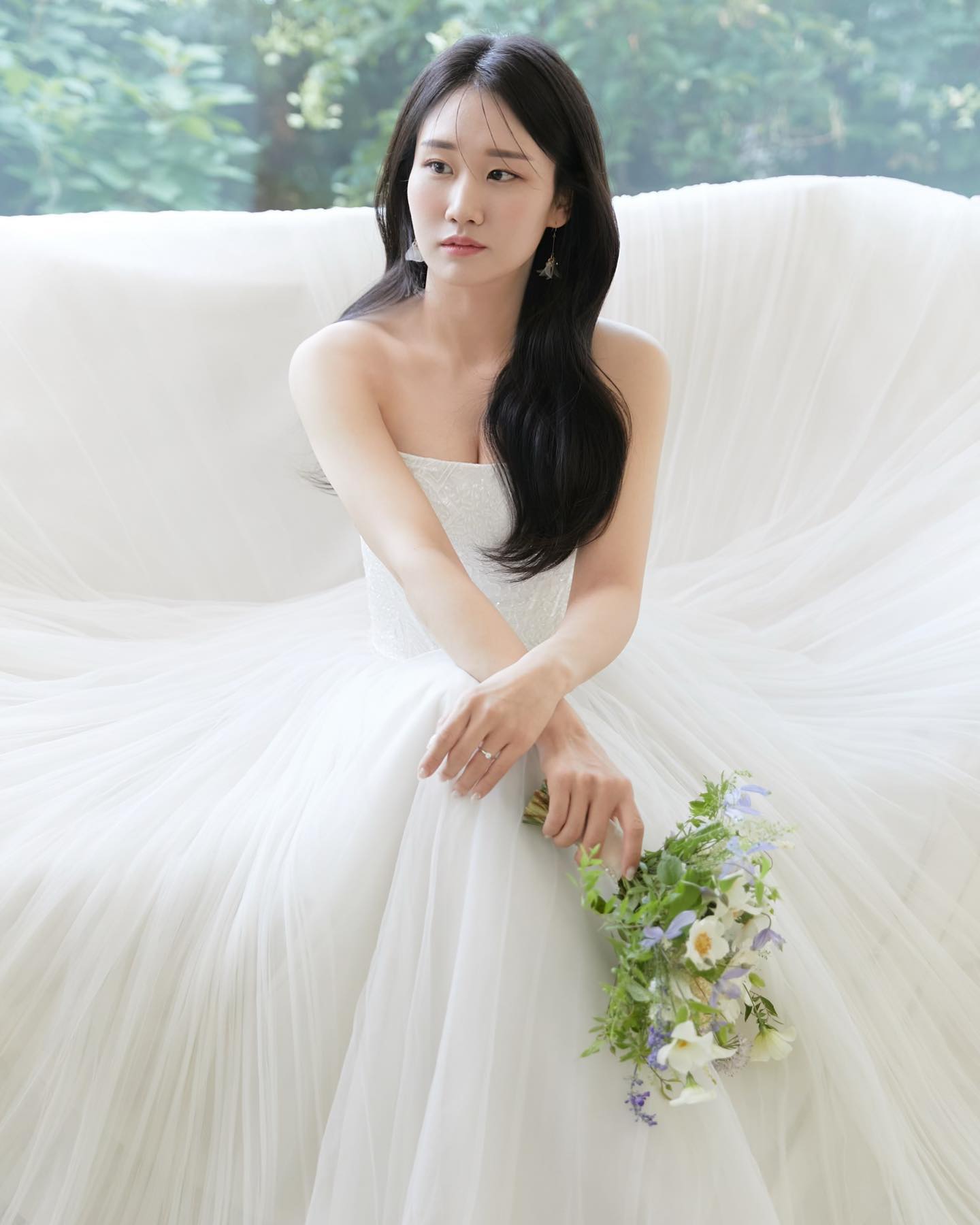 스튜디오 촬영에 진심이었다...✨
첫번째 컨셉 단독 컷👰‍♀️💐 #현조_웨딩 
.
#조앤힐 sujin.k__w 
#스튜디오 melofield 
#드레스 selectionh 
#메이크업 woojeong_wed 
#헤어변형 vitden_wedding