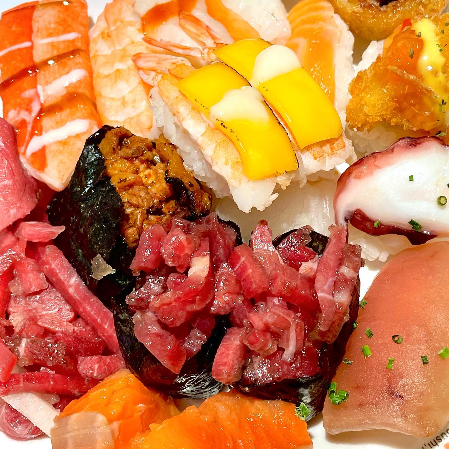 🍣 올잇이 인증 대구 초밥 맛집 🍣

📍장소 : 쿠우쿠우 시지점
📍영업시간 : 11:30-22:00

쿠우쿠우 찐_오랜만에 방문했는데, 음식이 더 다양해진거같아욤 !!!! 
초밥 배터지게 먹고싶어서 왔으용 🍣
마무리는 역시 소프트아이스크림&와플 🍧