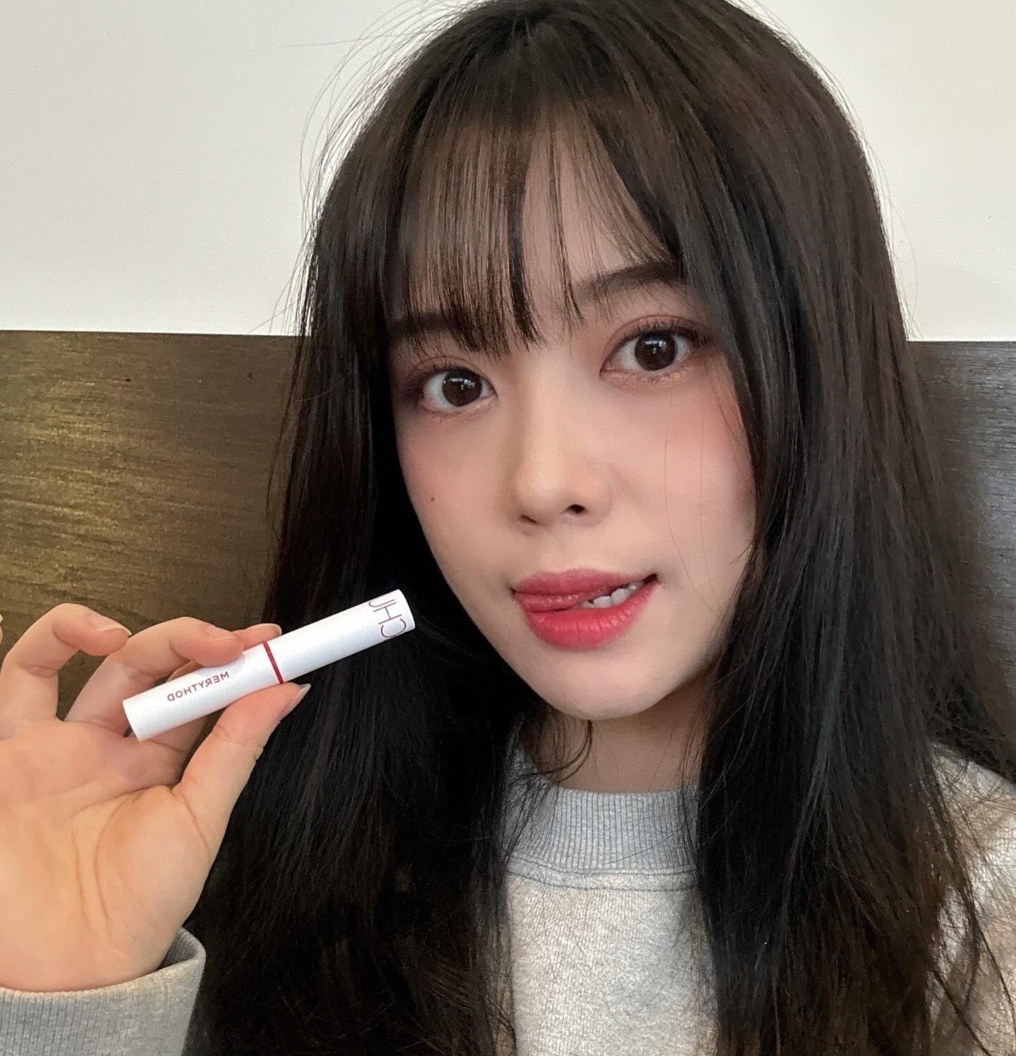 #협찬 merythod_official 

겨울철 입술 각질부자 예쁜 립밤 찾았다😖
평소에 투명립밥만 발랐는데 메리쏘드 블링츄밤 바르니 신세계.. ✧ ཻ͋≀ˍ ̗ ཻ͋˶
유리알 광택에 촉촉한데 발색도 은은하니 생얼에 가볍게 바르기 정말 좋아유🫶🏻
체온에 녹는 부드러운 발림성과 오랜 지속력으로 묻어남 걱정 없어요..🤍

01) 레드왈츠 : 선명한 채도의 맑은 레드 컬러

요즘 물먹립이 유행인데 입술건강까지 책임지는 메리쏘드 블링츄밤 추천합니다 ｡･ө･｡💄

#협찬 #메리쏘드 #merythod #메리쏘드블링츄밤 #블링츄밤 #메리쏘드립밤 #립밤 #컬러립밤 #촉촉립 #글로우립 #립밤추천