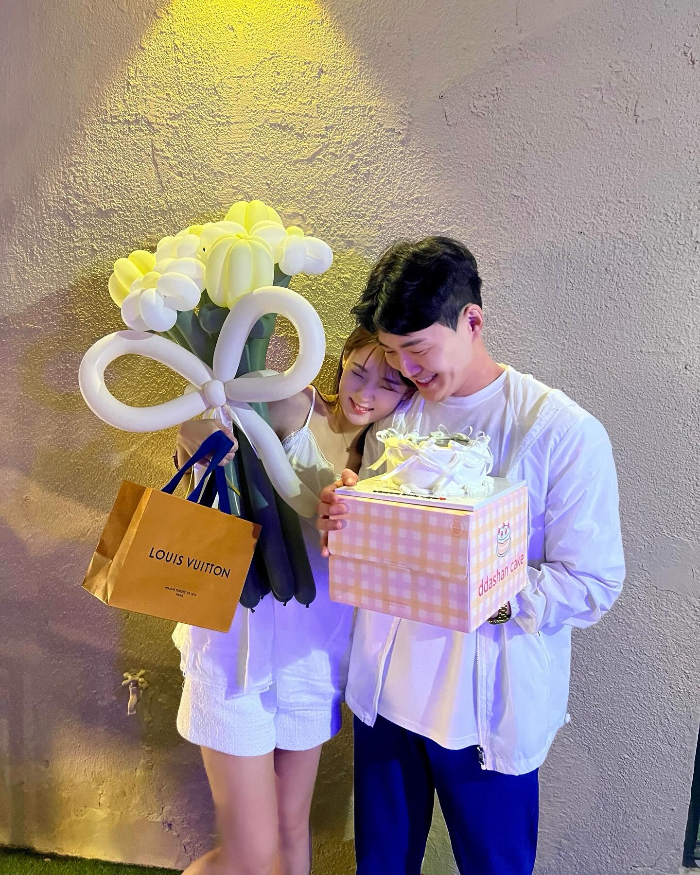 내 생일 몇 주전부터 선물이며, 케이크며, 생일파티까지 하나하나 일일이 생각하고 준비해준 내 호랭이🐯❤️

선물🎁 진짜 너무 맘에 들고 절때 잃어버리지않고 잘쓸께, 
케이크🎂에 내 사진넣고 리본 장식하나하나까지 너무 이뻐서 어떻게 먹지 ?? 또 생일파티🎉 장소며 음식이며 분위기까지 너무 좋았고 다른것보다 애들이랑 👩🏻‍❤️‍👩🏻🧑🏻‍❤️‍🧑🏻 좋은시간보낼 수 있게 준비해줘서 그게 제일 고마워🫶🏻 (자칭 대구 상남자가 말이지??)

같이 처음보낸 생일이었는데 하나하나 맘에 안드는게 없었고 다 좋았고 그래서 더 행복한 생일이었어:) 앞으로의 생일도 다 함께해💕