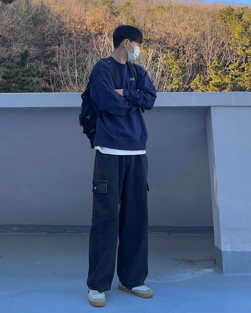 패션맛집 메모 on Instagram: "#협찬 
이번에 좋은 기회, @revu__official 를 통해 @sweatlable 의 에센셜 스웻셔츠를 제공 받았습니다! 

1️⃣스타일: 오늘은 대학생의 기본 데일리룩으로 코디를 해보았는데요! 와이드한 핏의 바지로 편안함과 스타일을 두가지 모두 챙기고 에센셜 스웻셔츠로 색감을 더욱 살려 무채색 보다는 색감을 가져가는 코디를 해보았습니다! 남색 맨투맨은 흰티와 같이 기본템 중에 기본이죠! 

2️⃣컬러: 평소 좋아하는 네이비 컬러로 너무 마음에 들었고 프린팅이 포인트를 확 잡아주어 무지의 코디가 아닌 포인트가 잡힌 코디가 되었습니다!

3️⃣재질: 맨투맨 겉의 재질 자체가 먼지가 쉽게 붙지 않는다는 것! 처음에 택배로 받았을때 보통 먼지가 옷에 붙어있는 경우도 있는데 이 옷은 먼지가 쉽게 잘 안붙어서 너무 좋았고 안감도 사계절 용도로 나와서 너무 좋았습니다 :) 

벌써 새해가 된지 일주일이 되었습니다! 이루겠다는 근심이 가득할 수 도 있지만 모두 열정으로 근심을 녹여 따뜻한 한 해가 되기를 기도하겠습니다 :) 

#스웻셔츠 #맨투맨 #원마일웨어 #스웻레이블"