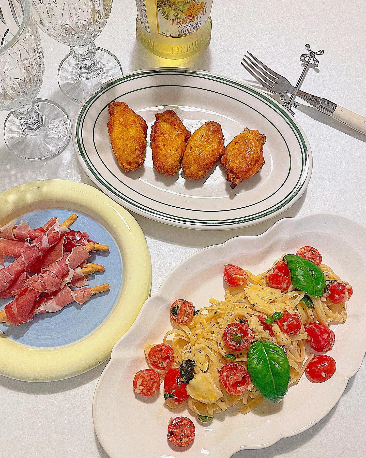 🏡우리집 브리치즈파스타👩🏻‍🍳

남편이랑 만난지 5주년 기념으로 
브리치즈파스타랑 와인 한잔🍾💛

브리치즈 파스타 성시경 레시피로
핫할땐 안해보고 뒷북🥁🥁

엄청 궁금 했는데 드디어 먹어봤어요😘
바질파스타와 오일파스타의 그 중간의
맛이더라구요😊

근데 이 파스타 은근 맛을 내기가 
어렵더라구요!?
무슨 나물 무치듯 중간중간 계속 간보면서
만들었어요🤣🤣

그래도 맛있어서 또 만들어 먹을 것 같아요🤍

아직 안만들어 보신 인친님들 
꼭 만들어 보세요💝