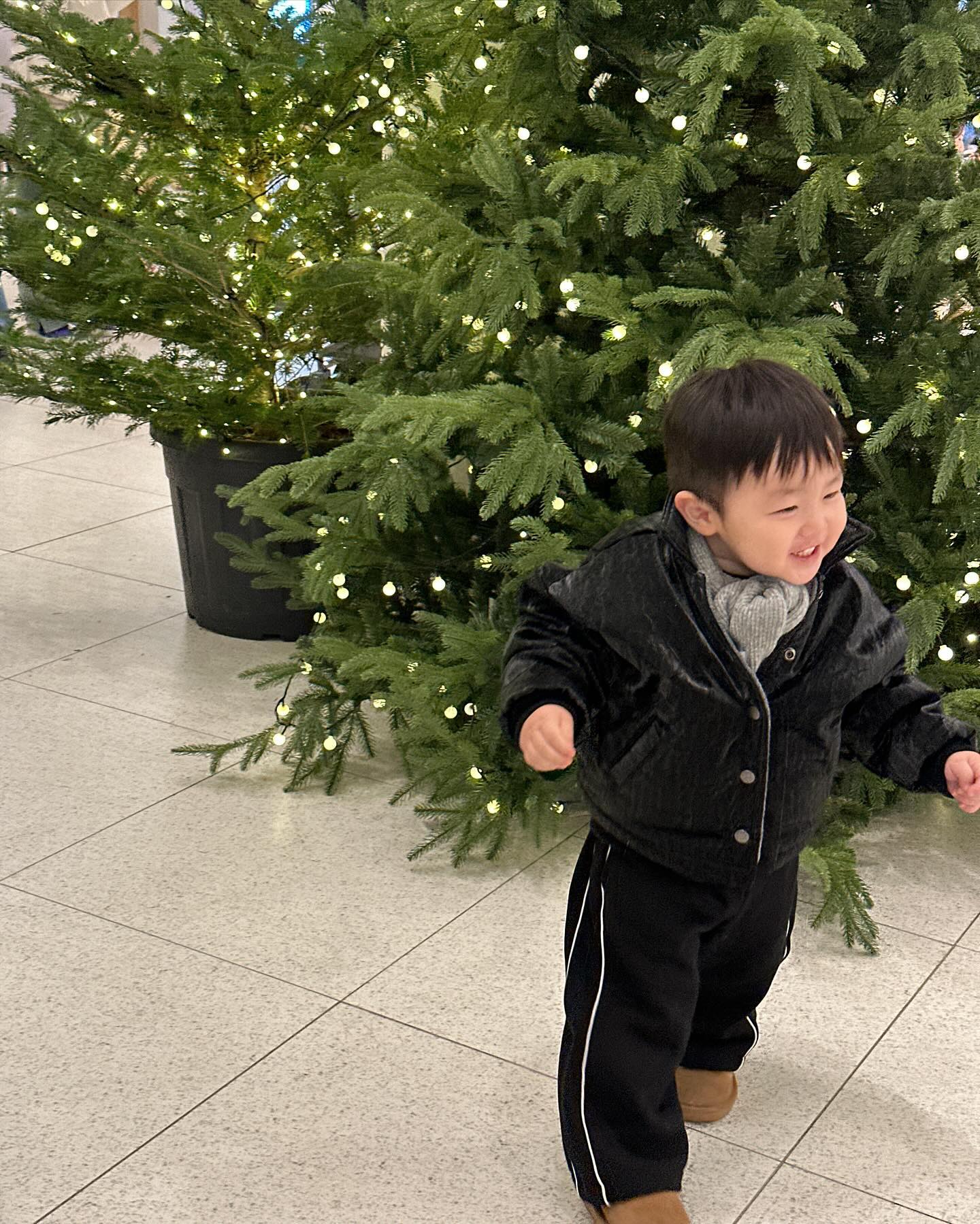 트리랑 아인이 🎄

트리 옆에있는 곰돌이 한테는 무서워서 못 가고..

장난감만 신중하게 골랐다고 한다 ...💚