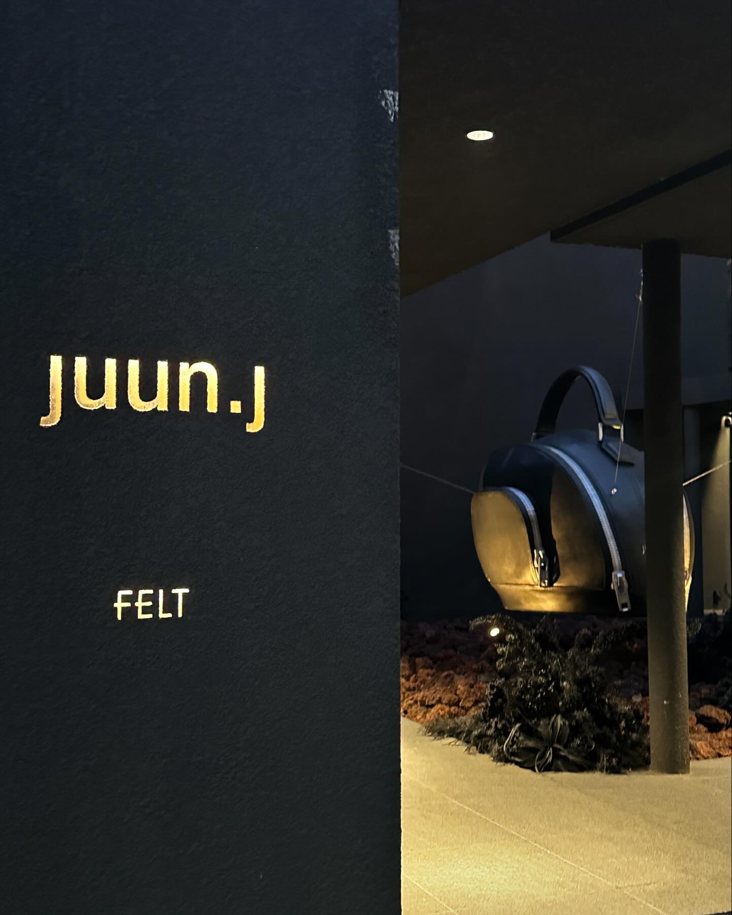 juun.j_official 패션브랜드 준지가 함께 하는 카페 펠트 도산공원점에 와봤어요! 멋진 분들이 많았답니다 🙄