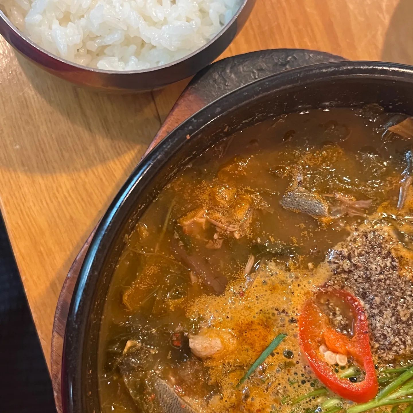 #평창맛집

평창에서 갓성비 밥집과
보양식도 먹고 즐길것도 찾는다면
가야할 #청성애원

처음에 다가가기 힘든포스에 
앞까지 갔다가 나왔는데
알고보니 갤러리카페와
우루루 동물농장까지
운영하는 복합적인? 곳이었다!
골프도 칠수 있나봄!

처음에 흑염소먹으러 간다고해서
😑 표정으로 따라갔는데 
생각보다 다양한 메뉴가 있었다
사슴:전골육회곰탕불고기
흑염소:전골흑염소탕
토종닭:백숙닭볶음탕
일반식:소불고기제육순두부찌개김치된장찌개미약국비빔밥
등등 입맛대로 먹을 수 있는 집이었음!

🥢흑염소탕 15,000원
🥢비빔밥 7,000원

갓성비로 먹을 수 있는집✨️

흑염소탕에는 추어탕느낌에
시래기가 듬뿍 들어가있어서
건강에 좋은게 확확 느껴졌고

비빔밥은 싱싱한 재료와
명절이라고 고사리까지 더해져서
더 풍성하게 비벼먹을 수 있었다
비빔밥은 배신하지 않지!

밑찬도 정갈한데
명절이라고 전도 나와서 더 좋았음!

+여름에는 계절메뉴로 콩국수를 하는데
콩국수 맛집이라고 현지 어르신들이
자주 가는곳이라고 합니다!

.
.
.
.

#맛스타그램 #먹스타그램 #먹방 #맛집 #먹스타 #맛스타 #맛집추천 #평창맛집 #맛집스타그램 #먹스타맞팔 #평창여행 #먹방스타그램 #평창농원 #평창여행지
#평창가볼만한곳 #평창청성애원
#추석연휴 #추석 #우루루동물농장