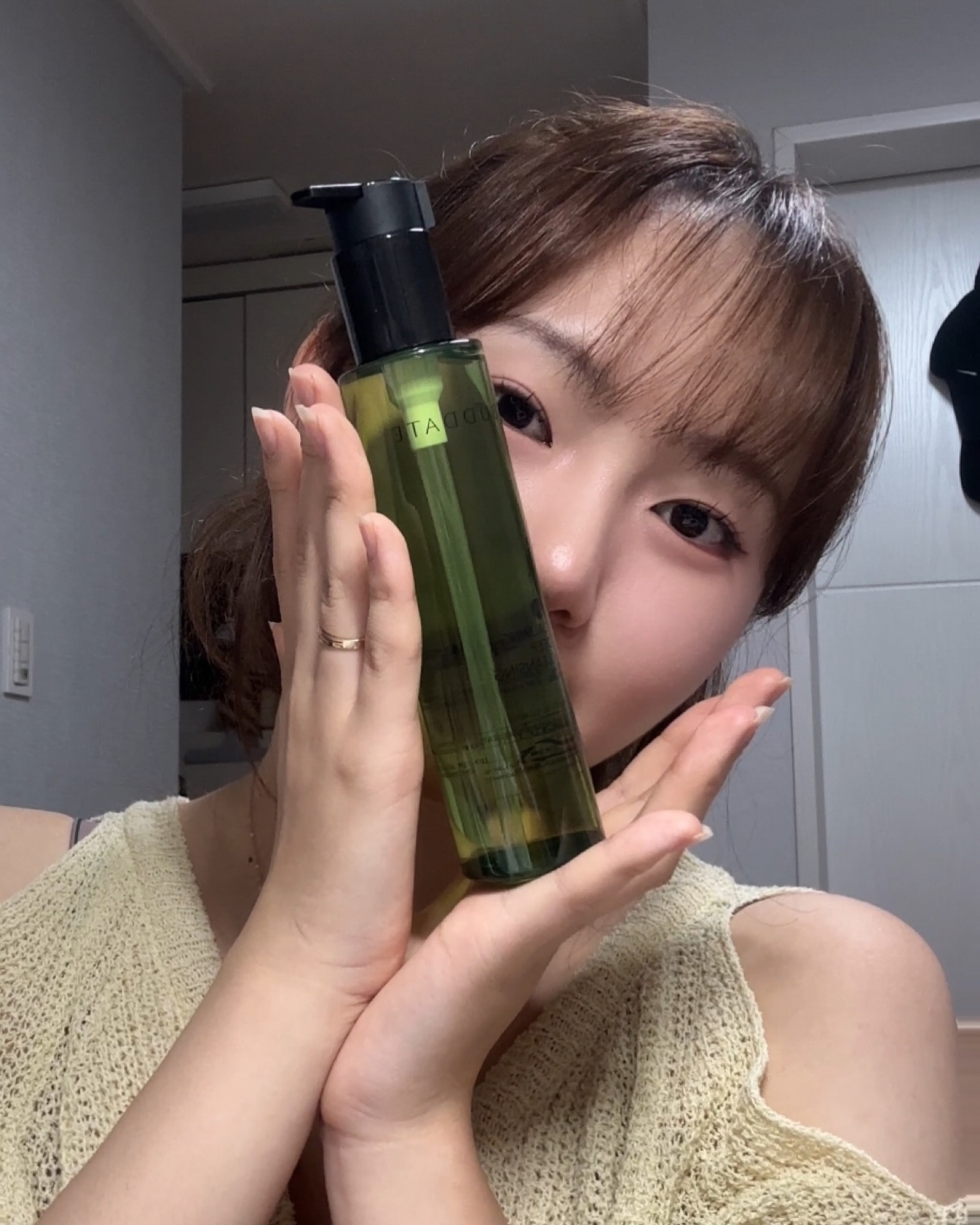 #광고 #협찬

💚카밍 딥 클렌징 오일💚

오늘 제가 소개해드릴 제품은 클렌징 오일입니다
산뜻하고 가벼운 사용감으로 세안 후에도 당김 없이 촉촉해서 너무 좋았어요 건성인 저에게는 정말 안성맞춤이었습니다😊
무실리콘 오일로 민감한 피부도 저자극으로 딥클렌징 또한 가능하구요!! 저자극테스트 또한 완료했다고 하니 더욱 더 안심하고 사용하실 수 있구요
제품을 받고 실제로 사용을 해본 결과 정말 너무너무 만족하였습니다 항상 세안 직후 바로 피부가 엄청 건조하고 당겼는데 그런거 전혀 없이 맨들맨들해요😳
카밍 딥 클렌징 오일 추천드립니다~~!!

#버드데이트 #BUDDATE #버드데이트클렌징오일 #클렌징오일 #클렌징오일추천 #딥클렌징 #블랙헤드제거
#피지제거 #순한클렌징오일 #화장품추천 #피지관리 #블랙헤드관리 #cleansingoil #모공관리 #저자극클렌저