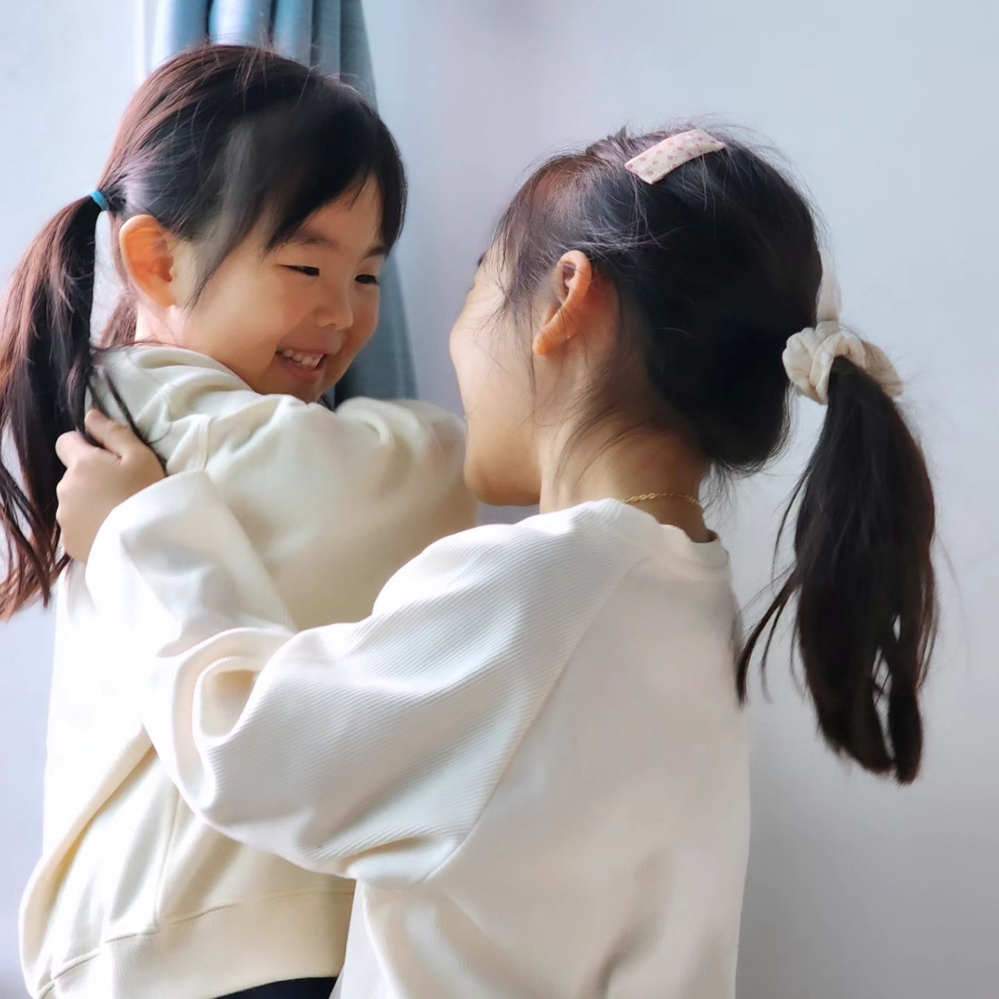 🩷
#협찬 dakodastudios 

블로그 업로드 전인데 사진 정리하다보니
넘 예뻐서 안 올릴 수가 없는~
집에서 막 찍어도 예쁜 다코다스튜디오!!!

돈 많았으면 셋째 넷째까지 낳았을텐데 말이죠😇
이렇게 예쁨..♡ 출산장려사진🩷이 따로 없다!
언제나 사이 좋고 서로가 각별한 샤샤아로 자매와🥰

야외컷도 곧 업로드할게요😉

#다코다스튜디오 #다코다스튜디오가을룩 #아기가을옷
#아기가을코디 #아동복브랜드 #자체제작아동복 #자매룩 #자매사진 #딸맘 #딸스타그램 #딸랑구 #자매맘