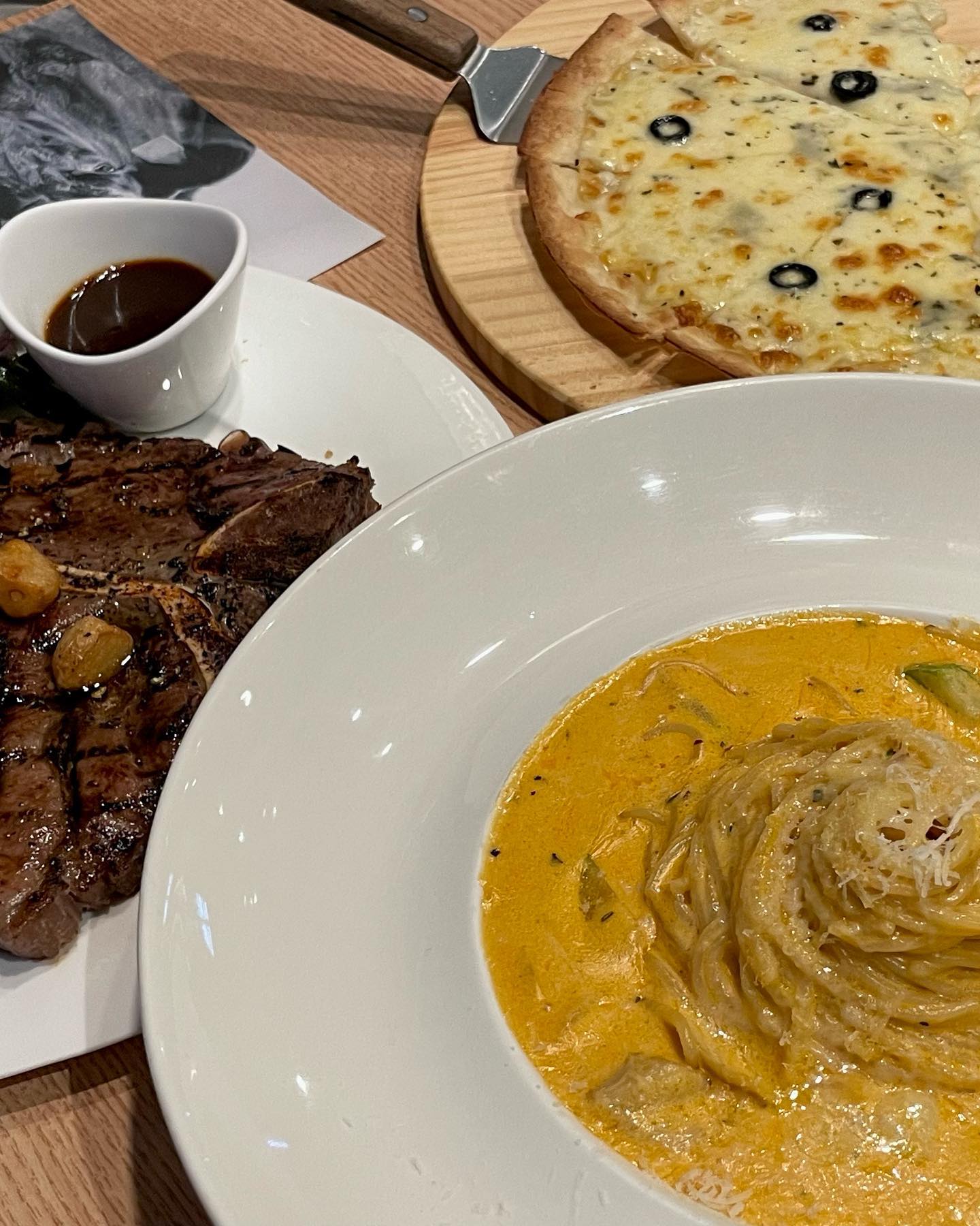 스테이크랑 파스타 땡길때마다 가는 율하에 위치한 오상원스테이크 
생일 맞이해서 콩시 데리고 다녀옴 👶🏻

풍미 가득하고 부드러운 티본스테이크🥩랑 투움바를 연상시키는 매콤한 칠리 쉬림프 크림파스타🍤 그리고 콩시 최애인 피자는 고르곤졸라로 픽❤️❤️

부드러운 감자스프와 식전빵도 고소하니 맛있어 콩시도 잘먹구 우리도 잘먹고 🫢 티본스테이크는 미디움으로 알맞게 잘익어 같이 먹기에도 딱이었당 !
피자를 제일 좋아할 줄 알았더니 고기러버 콩시 픽은 티본스테이크 ㅋㅋㅋ😆
생일은 내가 아니라 콩시였나보다.. 👀❤️ 잘먹으니 엄마 아빠도 행복해 !

#오상원스테이크#율하맛집#장유맛집#율하스테이크#율하레스토랑#장유스테이크#장유레스토랑#율하파스타#장유파스타맛집