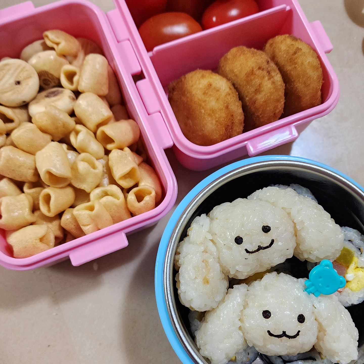 요새 소풍시즌이더라구요? 저도 저번주 금요일 하나 소풍도시락을 만들어서 보냈네요😆 다들 이쁜 도시락 만드시던데 전 재주가 영....

새벽6시부터 밥하고
김밥재료 정리하고 ㅋㅋㅋㅋ

저 주먹밥 아래는 김밥입니다❤️

산리오 도시락 산리오 도시락 노래를 불러서
그냥 주먹밥으로 모양좀 내줬는데
산리오.....짝퉁같은 기분이 드는데요?🤣🤣

그래도 맛있게 다 비우고 오니까
마음은 내심 뿌듯하더라구요😆

다음번에도 산리오 만들어 달라는
우리딸래미 요청에 가을에
한 번 더 정성스럽게 가볼랍니다❤️‍🔥

그리고 그 날 저녁 너무 힘들어서
불금이라 내 단짝 남편이랑 소주
달렸어요🏃‍♀️🏃‍♂️🏃‍♀️

다들 요새 도시락 이쁘게 싸시던데..
비법좀 공유해주세요🥹

#산리오도시락 #산리오주먹밥 #시나모롤주먹밥 #아이소풍도시락 #유치원소풍도시락 #육아맘소통좋아요