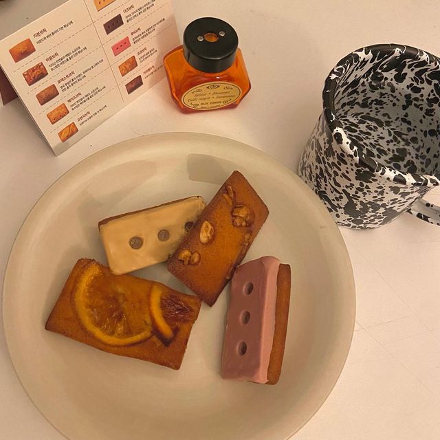 ✿옌✿ on Instagram: "#협찬 . 진짜 너무너무 맛있는 휘낭시에 맛집💓 맛도 있는데 휘낭시에 하나하나 다 너무 귀엽게 생겨서 더 맛있는 것 같은 너낌..☺️ 특히 오렌지 브릭이랑 카라멜브릭