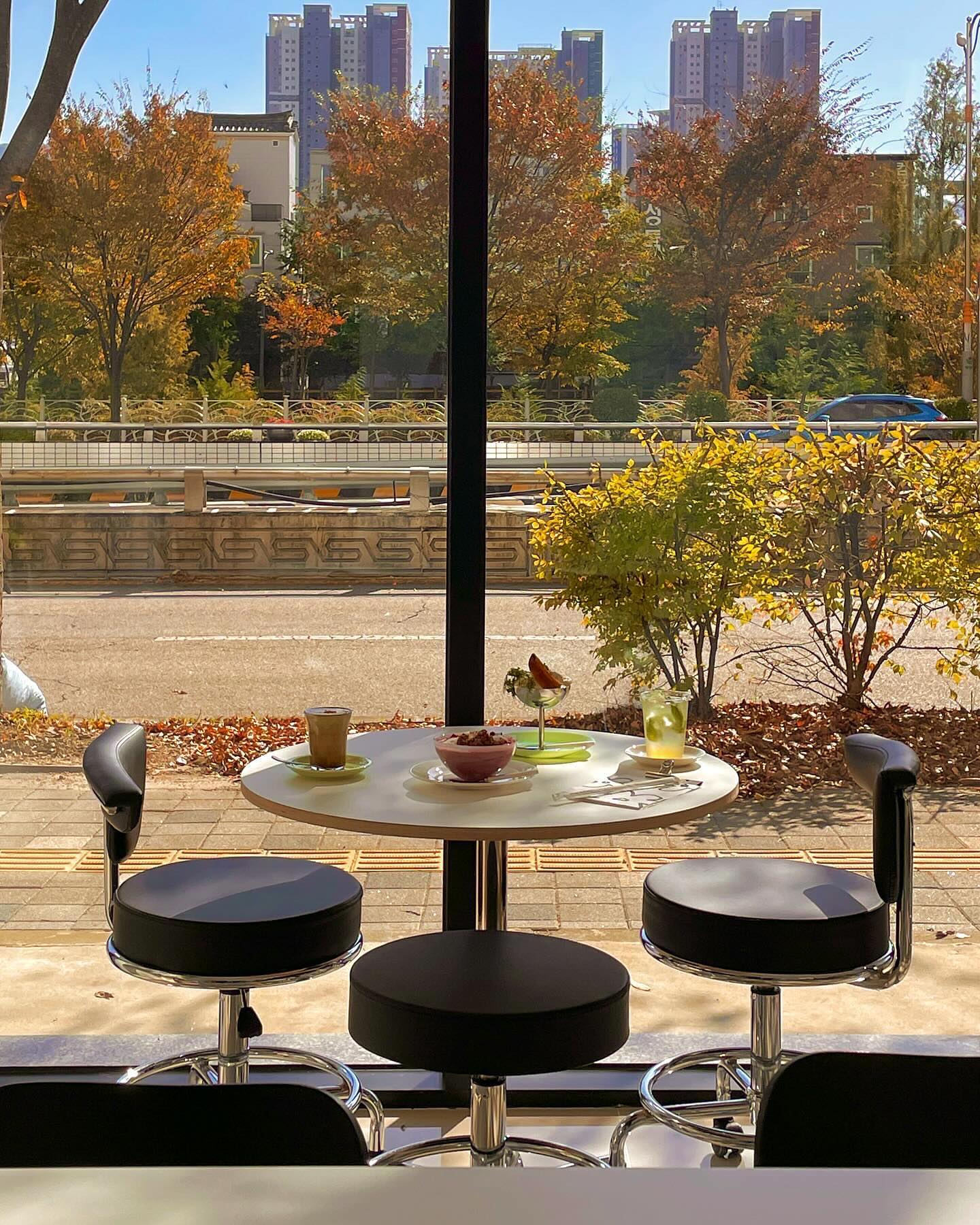 반짝이는 햇살에 마음을 사로잡는 단풍뷰🍁를 가진 신상카페! #그린파머시 

평일에는 아침일찍 열어서 정말 좋은데다 오전 중 방문하면 햇살 가득 광합성까지 할 수 있는 그린파머시 >< 깔끔하고 푸릇푸릇한 공간에 맛있고 예쁜 디저트와 음료까지✨ 공간도 예쁘고 오랜만에 정말 비주얼과 맛 두마리 토끼를 다 잡은 곳이라 또갈집으로 찜! #경이와양산 #경이_물금 

information 
•양산시 물금읍 황산로 685, 102호
•greenpharmacy.kr
•영업시간 08:30 - 18:00 / 주말 11:00 - 18:00, 월 휴무
•인근 유료주차장 권장 펫프렌들리 예스키즈 

자리가 세 개 정도 있는 소담한 공간이라 혹시 사진찍는게 피해가 갈까봐 사람이 없었으면 좋겠다 하구 갔는데 대관한 것마냥 아무도 없어서 진짜 행복했네🥺💕 햇살도 진짜 예쁘게 들고 바람도 살랑살랑 적당히 부는데다, 흩날리는 낙엽이라니 이계절을 온전히 즐기기 넘 좋잖아요>< 

평소 기본 커피를 마셔보는 걸 좋아하는 편이지만 피스타치오는 또 못참치! 핑크볼과 바나나푸딩까지 먹기좋은 떡이 맛도 좋다😛 크림 메뉴가 두개나 있었는데도 하나도 안느끼하고 다 먹을동안 내내 맛있었다! 서비스로 주신 바질에이드?도 완전 내취향🥹 방문 다음날부터 밤푸딩 출시된다는 소식에 타이밍이 조금 아쉬웠지만 또 갈 이유가 생겼다!🤍 

_ 휴무•영업시간은 방문전 공식계정 재확인 필수♥
_ 사진과 글의 컨텐츠활용 및 ‘캡처’하여 임의 사용X(스토리o)
_ 컨텐츠가 마음에 든다면 좋아요와 저장 친구소환♥

ⓒ 2023. kyoung.eee all rights reserved.