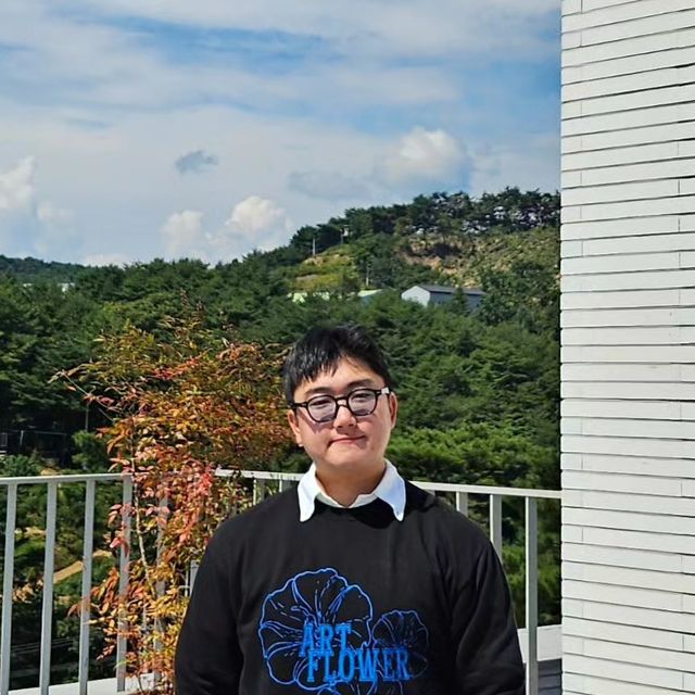 히웅 on Instagram: "#광고 @1rony9orno_official 정지훈 그만 와!! '유니섹스 아트플라워 블룸 앰블럼 세미오버핏 맨투맨 앞면 올드스쿨 레터링 그래픽으로 이쁜 맨투맨 레이어드해도 이뻐서 셔츠 안