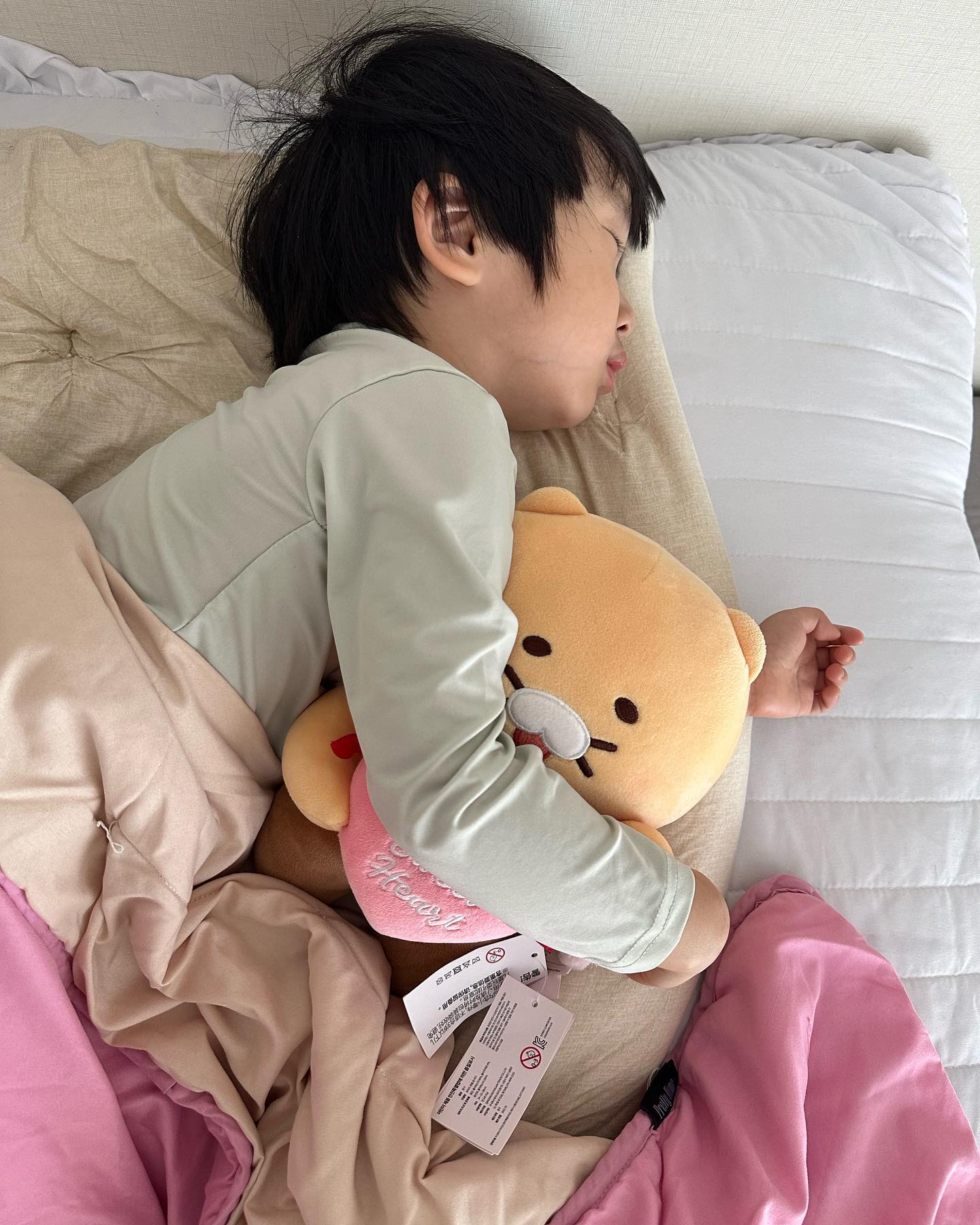 #우주피드

드디어 집!!!!!!! 🥹
금요일 저녁부터 시작 된 고열…
토요일 매장 마감하고 병원 달려가서
두시간 대기하고 약 타서 먹고 좀 나아졌나 싶더니
일요일 저녁부터 다시 고열 🥹

이제 아프니까 소리 지른다..
원래 열나서 아프면 웃고만 있었는데
너도 컸구나 

월요일 오전에 모든 일 올 스탑
병원부터 가서 진료보면서
코로나, 독감검사까지 다 하고
음성 결과 듣고 집 왔는데
오후에 다시 열 오름..
진료 마감 전 전화해서 홀드하고
바로 ㅠㅠ 달려감 저녁 준비 중이였는데

진료보고 착착착 입원!
검사 결과는 염증수치가 높고
지금 유행하는 코로나가 아닌, 예전부터 있던 감기코로나 라고 하심 🤦🏼‍♀️
눈꼽이켜서 아데노바이러스 일까 생각했는데
역시 바이러스검사 먼저,, 해보길 잘함
(유네가 바로 하래서 했음 ㅠㅠ)

무튼 긴 6일이 지나고 드디어 집이다.
열나고 쳐지면 그냥 입원이 답 ㅠㅠ

집안 살림 날라 주느라 고생한 내남편 ㅠㅠ
병원에서 자꾸 수액줄 빼먹어서 피 펑펑 난 내사랑 ㅠㅠ

집이 채고야…. 집이 🥹🥹👍🏻

이제 daldal_goob  이벤트를 준비해볼까? 

화요일까진 쉬어가지만 
오픈 해야하니까 ~ 우주 자는 틈에
토닥토닥 끝내보자구🫣

잘자라 내사랑