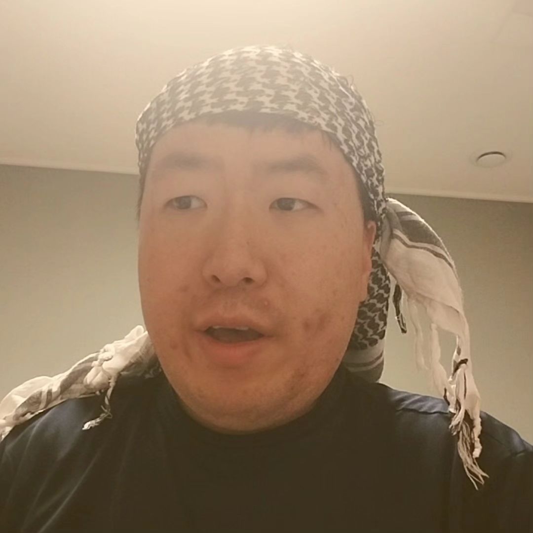 남명 조식 선생의 경의사상은 나라와 백성을 위해 다양한 세력,사상을 포용하는 뜻이 내포되어 있다. 경  즉 말이 아닌 실천주의인데 그러다 보니 나도 불교,기독교,이슬람,중상주의, 실학사상,실용주의 사상이 결합되어 있다.또한 나는 저술활동 등으로 행동에 나섰다. 그리고 운명의 장난일지 모르겠지만 경의사상 계승자에게 주는 상인 남명문학상 소설부문 우수상을 나는 수상하였다. 나는 또한 서당인문학을 종로국제서당에서 수료하였다.그래서일까  밤처럼 겉은뽀족하고 안은  단단하고 실한 것이 종로국제서당 책거리때 한재우 훈장님이 하사하신 나의 상징적의미이다. #경의사상#종로국제서당 #한재우훈장 #남명조식