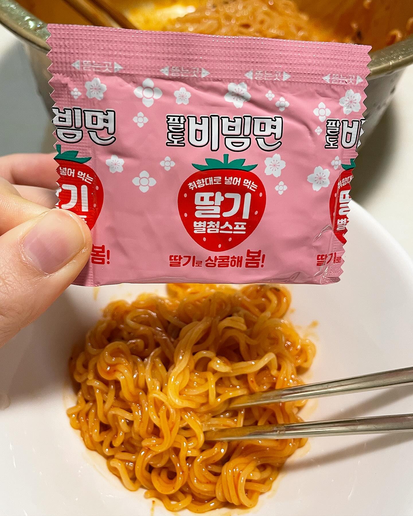 술취해서 3차로 우리집가자하고 비벼주면 맛있다고 박수칠맛 👏🏻

#팔도딸기비빔면 #리뷰 #후기
