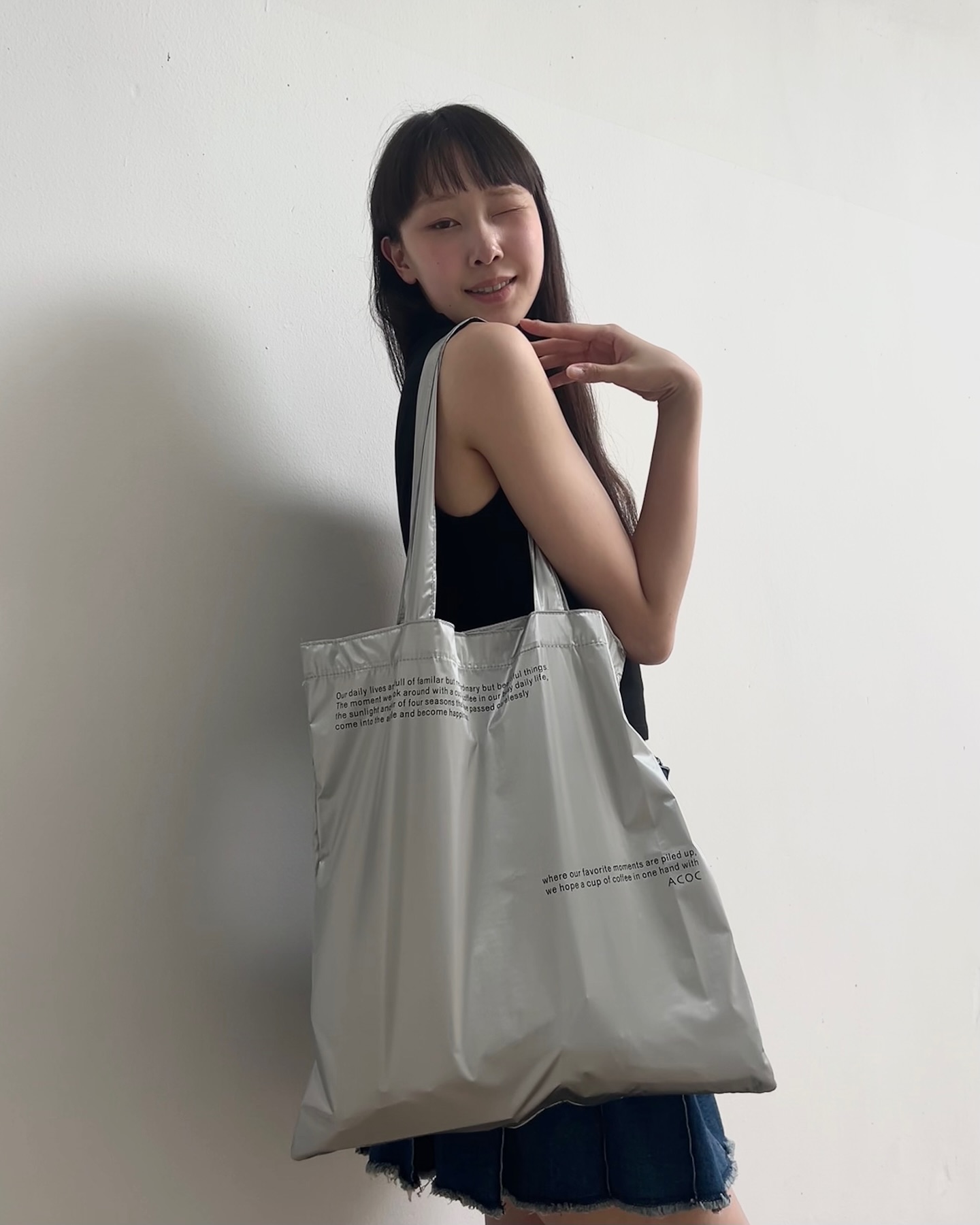 은은한 광택에 작은 폰트 텍스트가 돋보이는 silver bag🩶

#데일리백 #에코백 acoc_official