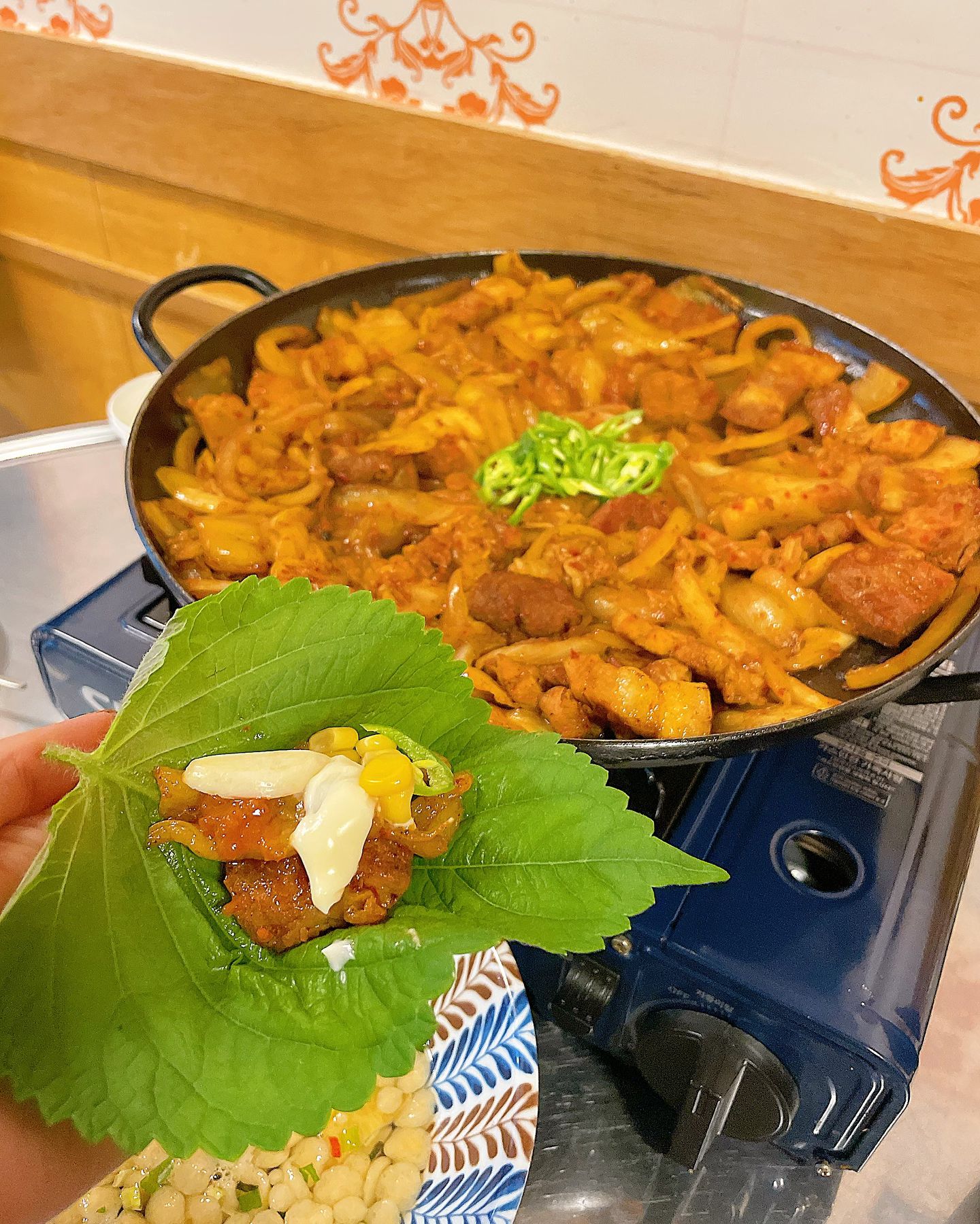 #협찬 정통집 신도림점

맛있는 돼지김치구이를 먹을 수 있는 신도림 맛집
정통집에서 저녁으로 든든하게 배 채우기
불맛 나는 고기를 가성비 좋게 즐길 수 있어요

깻잎에 돼지김치구이, 콘마요, 마늘까지 싸먹고나서
마무리는 볶음밥으로! 볶음밥은 선택 아닌 필수!

리뷰를 남기면 음료수를 테이블 당 하나씩
제공해주니 리뷰 이벤트도 참여해보세요 :) 

#신도림맛집 #신도림역맛집 #구로맛집 #신도림디큐브시티맛집 #비빔국수 #디큐브시티맛집 #신도림고기집