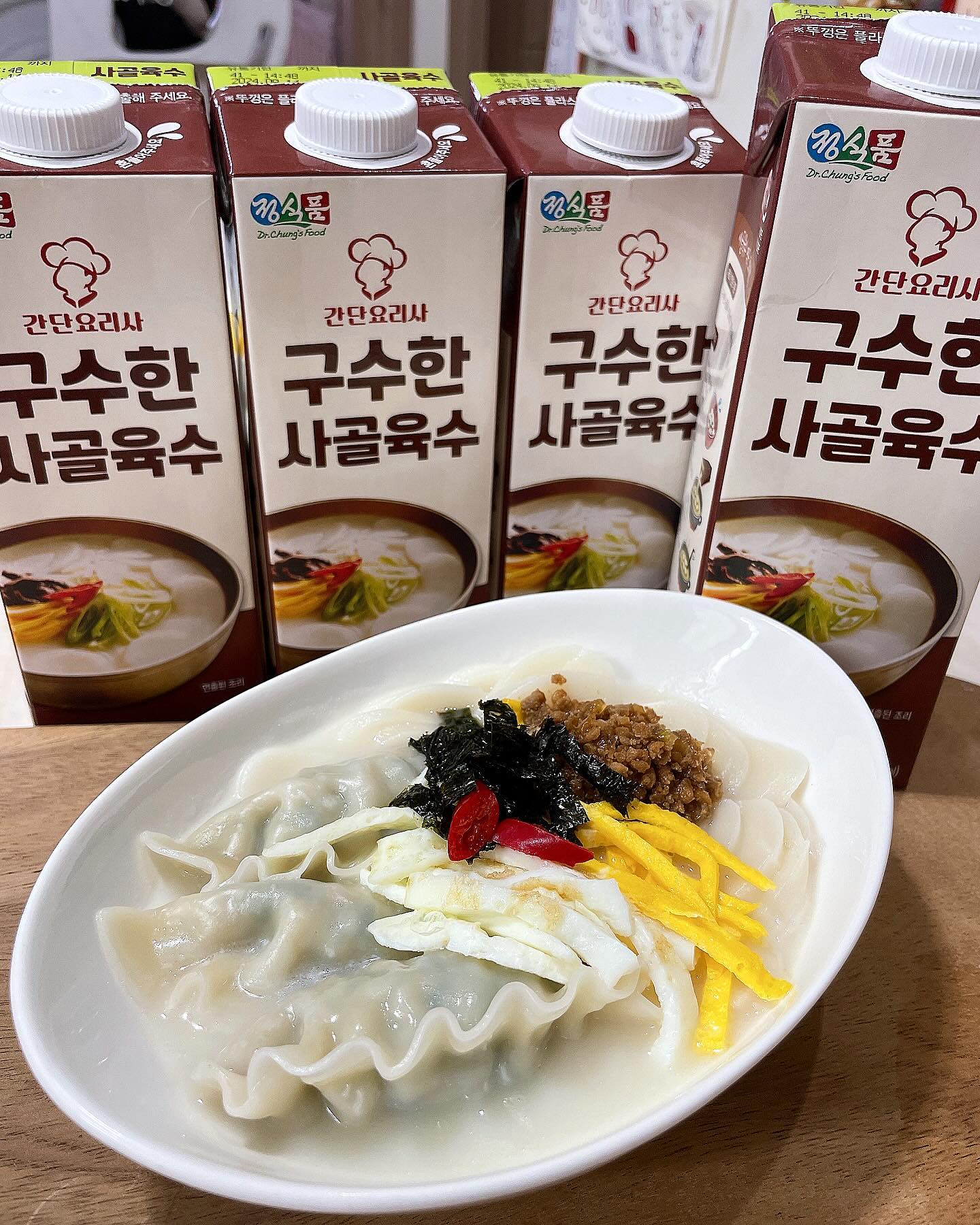 #협찬
명절 필수템✔️ 
[정식품] 구수한 사골육수
vegemil.official 
명절에 부모님댁에 선물하기 좋은 정식품 구수한 사골육수예요!
집에서 사용해보니 활용도 높은 사골육수✔️
마라탕, 떡만두국, 전골, 부대찌개 등 찌개랑 전골 육수로 딱이예요! 물보다는 훨씬 진국으로 구수한 사골육수만 있으면 우리집이 맛집.😍👏👏👏

사골육수로 떡만두국 만들기 참 쉽죠잉? ㅎ
간도 따로하지 않아도 되고 물과 희석하지않고 그대로 부어주면 간이 딱 맞더라구요! 아이들도 국물을 그릇째로 마셔요.😅

12시간동안 핏물을 빼고 12시간동안 우려낸 구수한 사골육수는 24시간 정성으로 만들어진 제품이랍니다.
900ml 한 팩으로 되어있는데  뚜껑이있어  나눠서 사용 할 수도 있고 우유팩처럼 되어있다보니 냉장고에 보관하기도 좋아요.

🔆빛, 공기, 세균이 차단된 멸균팩으로 개봉 전에는 실온에 보관하면 되어서 냉장고 자리 차지할 걱정도 없어요.

한 박스 구입해서 부모님과 나누기 딱 좋음.🥰

.
.
.
.
.
 #정식품 #간단요리사 #사골육수 #간단육수 #명절요리 #초간단요리 #명절선물 #떡국 #마라탕 #셀프마라탕 #홈쿡스타그램  #떡국만들기 #떡국고명 #한국음식 #koreanfood