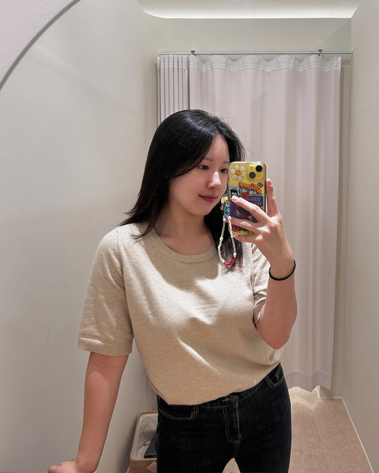 좋은 기회로 관심 있었던 두피케어를 받고 왔어요♡

평소 피로도와 스트레스가 많은 편이라 자연스레 두피긴장도도 높은 편인데 이츠미에서 두피측정기로 현재 저의 두피 상태를 설명해주시고 케어과정을 모두 알려주셔서 믿음이 갔어요✨

전반적인 스케일링부터 근막이완 마사지 헤드스파,, 모든 과정이 꼼꼼하고 정성이 느껴졌어요!
동시에 안마의자와 함께하니 너무 편안해지더라구요🫠

케어 후 머리를 말리면서 두피가 상쾌한 느낌이 들었는데 B&A 사진을 비교해보니 확실한 효과가 보였어요

꼭 두피고민 있으신 분들이 아니더라도 두피관리를 받아보고 싶으신 분들, 스트레스가 많은 분들에게도 추천해주고 싶어요🫶🏻

#이츠미수원시청점 #이츠미수원 #인계동헤드스파 #인계동두피 #수원두피관리 #두피관리 #헤드스파 #수원헤드스파 #프라이빗헤드스파