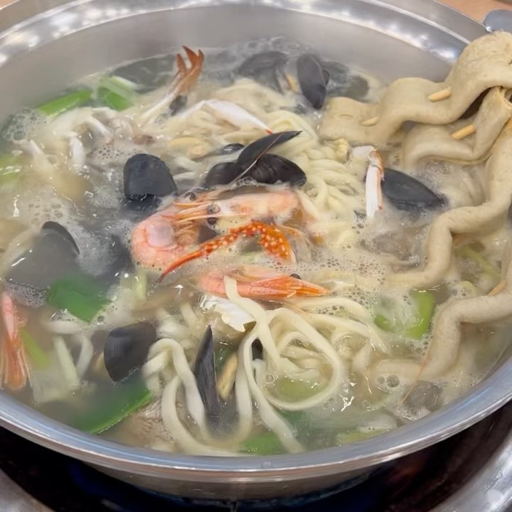 #협찬 #궁전해물칼국수배방직영점 
[아산 해물칼국수 1등..!]

아산 해물칼국수 1등 집 바뀌었습니다 진쨔루.. 유명한 그 곳보다 더 맛있어요👍👍👍 어묵 같이 먹는 조합이 진짜 체고>< 다대기 같이 주는데 넣으면 얼큰하게 맛있어요! 안넣어도 해물의 감칠맛에 칼국수는 쫀득..! 전 반은 다대기 안넣고 반은 넣어 먹었어요 두가지맛👍

수육이랑 김치도 맛있어서 끊임없이 들어가고 배터지게 먹어요🥰ㅋㅋㅋㅋㅋㅋ 여기 3만원에 수육에 칼국수 2인분까지 먹을 수 있는 진짜 가성비 갑갑 맛집!!! 담에 또 방문후기 남길게요💕

아 그리고 어린이 놀이방이 있더라구요? 아이들 있으시면 더 좋을 것 같아요! 인기 많아서 웨이팅 있을 수 있으니 피크시간 피해가세용😀

#배방맛집 #배방칼국수 #배방역맛집 #아산칼국수맛집 #아산맛집 #아산해물칼국수 #궁전해물칼국수 #궁전해물칼국수배방점 #아산칼국수 #아산칼국수맛집