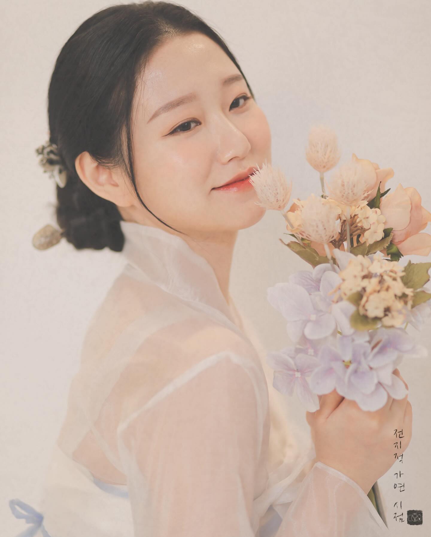 사실은 만삭사진이었다는🌸 
우리 마당에서 요렇게 단정한 사진도 남겼었네요🤍 

제가
만삭 사진을 찍어드릴 때
만삭이 아닌 개인컷도 찍어드리는 이유는

산모님들이 보내고 계신 지금에 대해 
저는 잘 모르는 순간들이기 때문에 
깊이 공감을 하는 것 대신,
제가 할 수 있는 방법으로 누구의 엄마이기 이전에 한 여성으로서의 모든 순간들을 응원하고 싶어서인데요🫧 

짧은 타임이지만
그렇게 잠시 잠깐 누군가의 엄마나 아내가 아닌 오롯이 본인일 때 얼마나 사랑스럽고 또 멋진 사람들인지 몰라요

살면서 처해지는 그 때 마다의 역할에
너무도 충실히 살아내느라
어떤 때엔 잠시 본인을 잊기도 하고
혹은 잊고 싶지 않아 더 애닳아 하는 많은 순간들 사이에서 우리는 언제나 방황하고 온전하지 못하다 느끼고 당장에 갖지 못하는 것에 그리워하는 순간들을 보내는 것 같아요. 

주제넘게 ‘그래서’, 라기 보다는!
여러분이 얼만큼 여러분의 지금에 만족 하시거나 아쉬워하시거나 그리워하시며 살아내고 계신지는 모르지만!

그런 것들을 떠나서
저는 그저
저를 찾아와 주시는 우리 손님들을 담을 뿐 이예요.
그렇게 담아낼 때
어떤 컷에는 누군가의 아내도 있겠고
어떤 컷에는 누군가의 엄마도 있겠고
또 어떤 컷에는 그저 이름 석 자 그대로 불리우는 온전한 여러분의 모습도 있겠고.

그렇게 담아드리는 걸 하는 게 
제가 찍는 만삭 화보 입니다.

다른 사진관들이 가진 규정이나 관습들을 
저에게서 바라는 대신
진짜 사진을 찍고 싶으실 때 찾아와 주셔서
어서 나를 쫓아서 지금의 순간을 담아달라, 마음껏 요청하신다면 그 부분에 대해 기꺼이 만족을 드리겠습니다. 

헤/메 정보
헤어_전지적 가연 시점
메이크업_미모를 담다 makeup_suim 

#전지적가연시점 #한복화보 #한복스냅 #한복사진 #만삭사진 #만삭화보 #대전 #사진관 #대전사진관 #hanbok #프로필 #프로필촬영 #개인화보