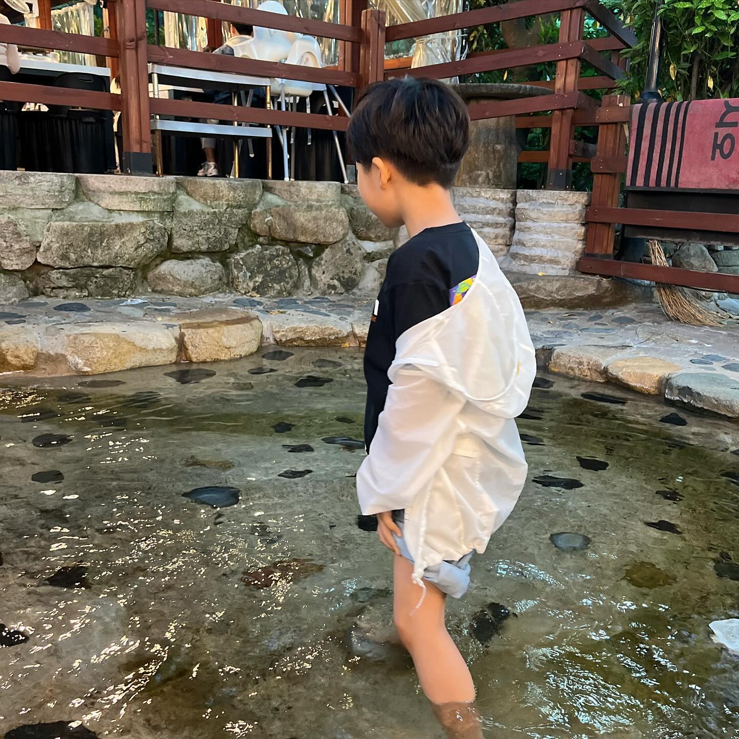 #기분좋은날 
쉬는날은 #가족과함께 #외식스타그램 
오늘 너무 행복하다는 #서준이서아❤️
매일매일 행복하게 해주고싶지만 바쁜엄마라 미안해 😞
#냉수탕가든