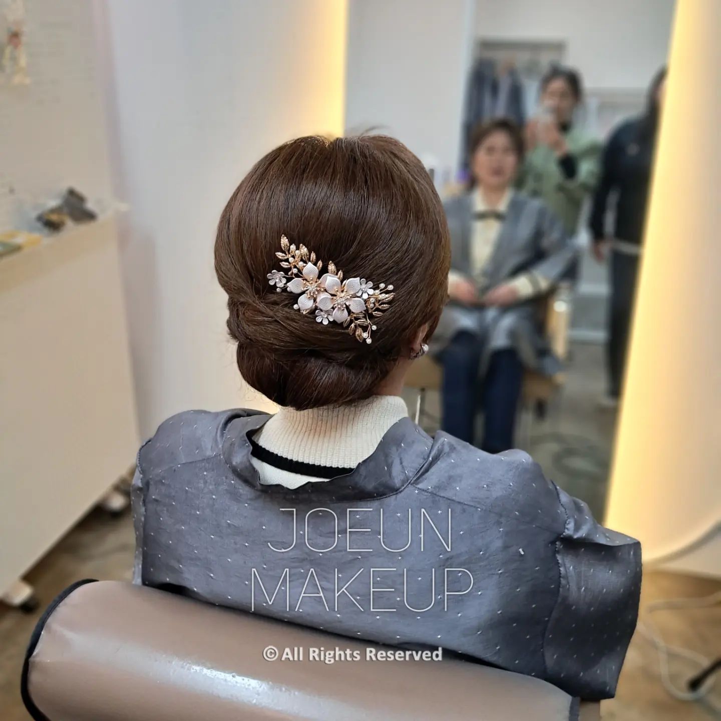 혼주어머님 머리 기장 그대로 살려서 가채없이 올림머리 진행해드렸습니다 🫶 챙겨오신 예쁜뒤꽂이도 같이 연출해드렸어요 ❤️ 

#구로디지털단지메이크업 #동작메이크업 #혼주헤어 #혼주메이크업 #조은메이크업 #joeunmakeup