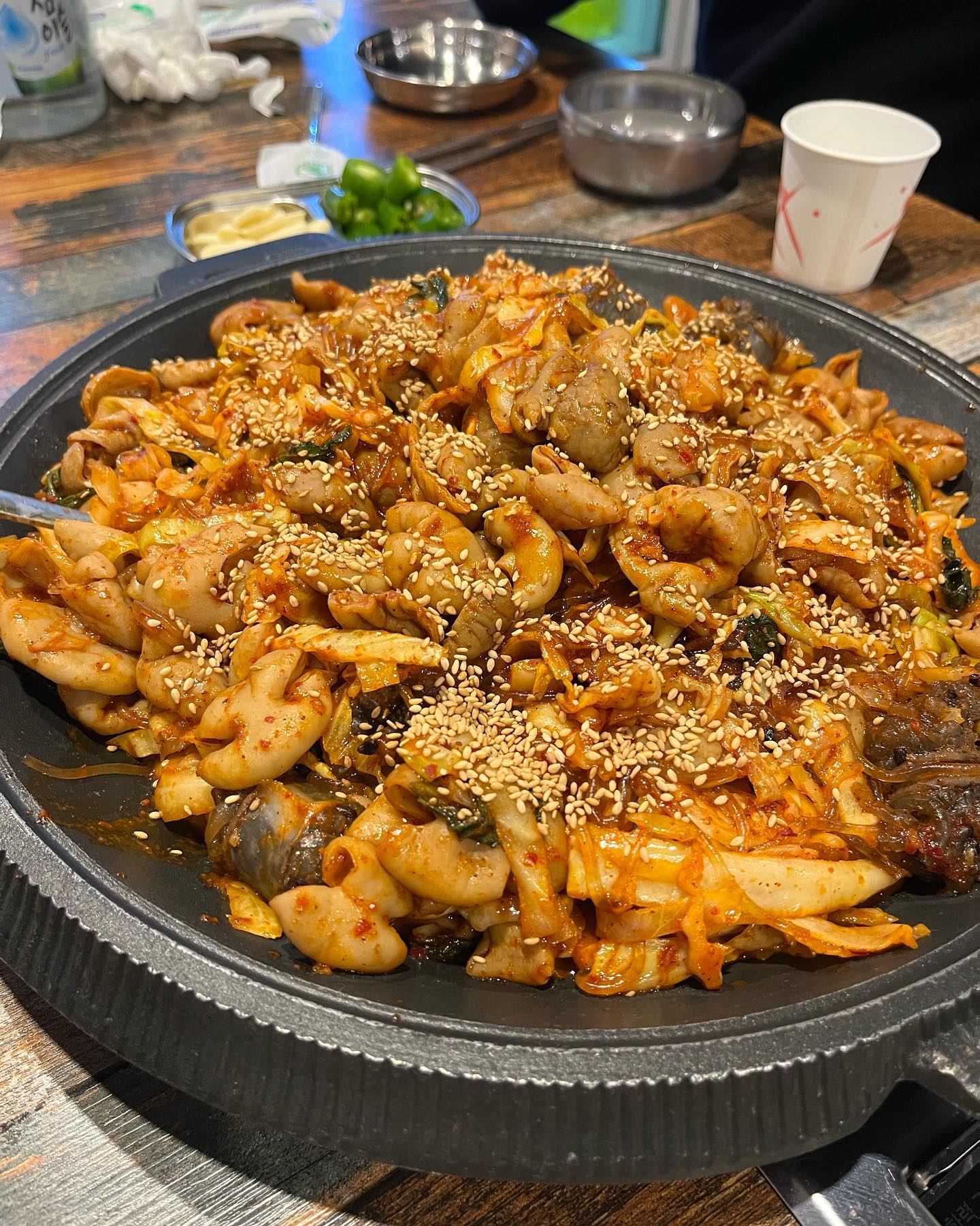춘천 사람이 돌다리를 모른다면? 
간첩입니다
인원수에 맞게 시키면 남기는 곳 !! 

춘천 돌다리 야채곱창 
📍 강원 춘천시 서부대성로 211-1

여기 야채곱창이 진짜 미친놈이니 꼭 드셔보세요 !! 
참고로 소주는 기본으로 시키게 돼있음 ㅋㅋ 😗

#춘천 #춘천맛집 #춘천여행 #춘천가볼만한곳 #춘천데이트 #춘천핫플레이스 #춘천핫플 #춘천나들이 #춘천닭갈비
