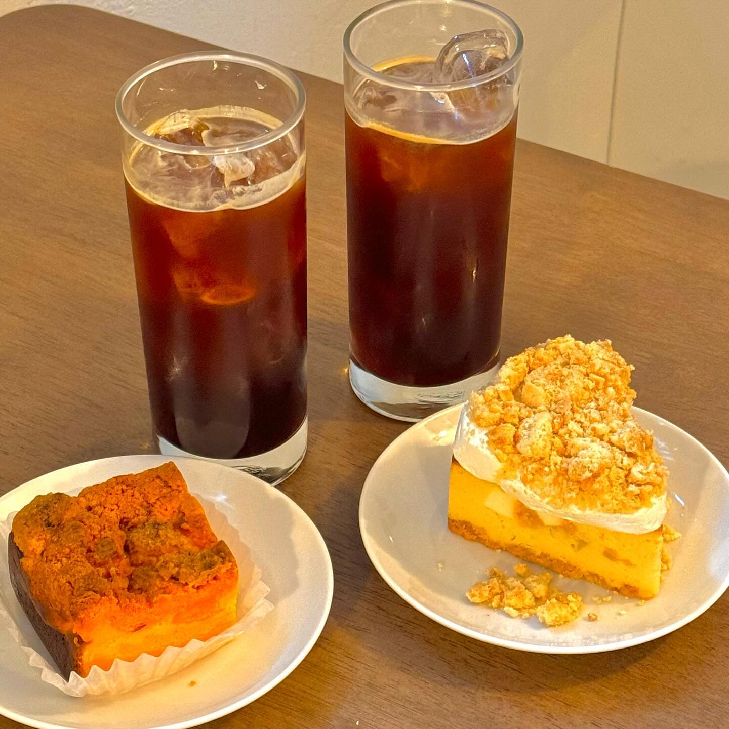 🧡스낵룸🧡
요새 치케가 너무너무 먹고싶어서 꺼내 본 스낵룸 치케..😭
스낵룸 황치즈가 그렇게 맛나다길래 남친과 예저어언에 다녀와봤어요!
글루텐프리 케이크라 부담없이 먹기 좋아서 1인 1케 필수..!

- 황치즈치즈케이크
뽀또맛 가득한 황치즈 케이크..! 크럼블 빠작빠작해서 좋았구 치케가 
생각보다 꾸덕해서 포크질하는 맛이 아주 제대로였어요 ㅎㅎ 
실짝 꼬릿한 향은 덤이고-! 황치즈는 역시 향이 진짜니까요!! 단찐 
조합이 잘 어울렸고 찐함+꾸덕함 끝 !!!!🧡

- 고구마 치즈케이크
고구마 치케는 꾸덕함보다는 좀더 부드럽다?생각이 들었구요 위에 올라간 소복한 눈같은 크림과 와다다 뿌려진 크럼블 조합이 일단 넘 좋았구 
치케 안에 콕콕 박힌 고구마가 진한 맛을 더해줘서 고구미 치케의 정석이었답니당! 넘모 맛있어용 기본기 탄탄!!🤎🤎
