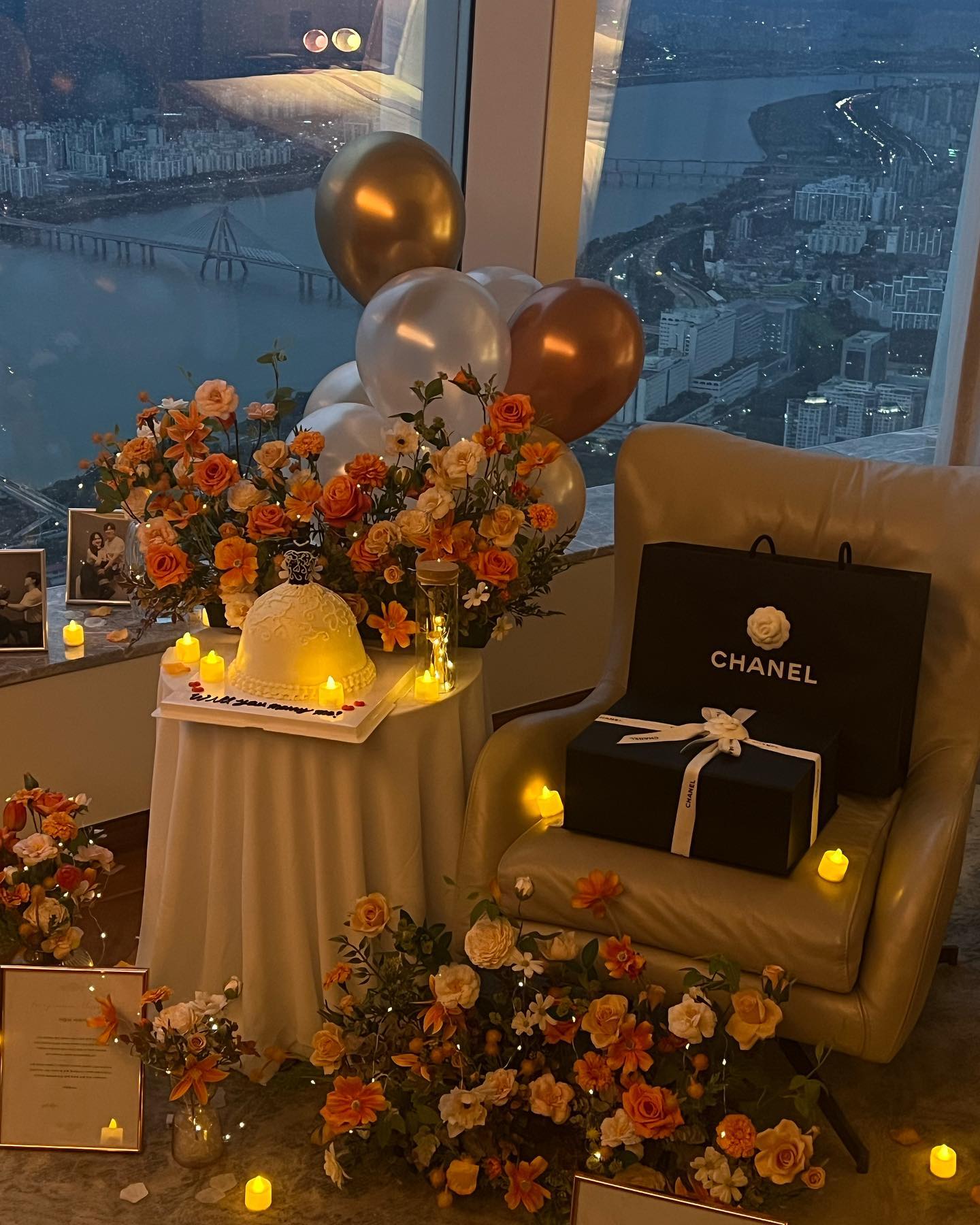 벌써 두 달 반이나 지난 한여름의..💍

주말마다 바쁜(?) 나때문에 일정 빼려고 한 달 전부터 D-day 정해놓고 캠핑가야하니까 꼭 일정 빼놓으라구 했는데,
눈치없던 나는 이더위에 무슨 캠핑이냐고 안간다고 찡찡.
호캉스 가자고 해서 그제서야 눈치채버렸지ㅎ.ㅎ 다 알고 받았지만 그래도 행복했던 그 날 피드에 박제해버리기.
나도..…ㅅ ㅑ 네 z …🤍
저도 조심스레 올려봅니다 ㅎ 언제 올리냐는 얘기 그만 듣겡^,^

남은기간 잘 준비해보쟈 !🤵🏻👰🏻