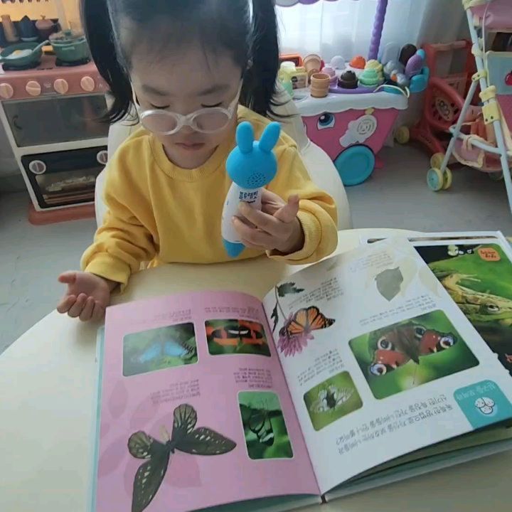 #협찬이지만진심을담은후기 bluerabbit_official_korea

요즘은 조금 더 커서 그런지.. 자기가 보고싶은 책을 직접골라오곤 해요.
오늘은 블루래빗 생생자연관찰 곤충과 작은동물 카테고리중에서 3권을 골라오는 우리 땡자.

장수풍뎅이와 개구리, 그리고 나비를 골라왔어요:)
어설픈 사진이아닌 선명한 실사의 책표지부터 아주 맘에 쏙 들어요.

자연에 대한 정보는 정말 끊임없이 새롭게 발견되지요.
그리고 새롭게 밝혀지며 증명되는 사실들.. 실험과 관찰을 통해서 계속해서 업그레이드되고있구요.

블루래빗 생생자연관찰은 그 최신의 정확한 정보를 담고있는 아주 완벽한 책이랍니다.
현직 최고의 전문가들이 꼼꼼한 확인을 한 책이어서 더 믿고 선택할 수 있어요.

그림으로 보는 귀여운 그림이 아닌, 정말 실제사진을 볼수있어서 아이의 호기심을 완벽히 충족할 수 있는데요.
저 역시도 이렇게 자세한 장수풍뎅이의 실제사진을 보게되어 정말 신기했어요.

장수풍뎅이의 어린시절부터 자라나는 모습까지도 모두 확인이 가능해서 신기했어요.

사실, 개구리의 실사를 보게되면 아이가 무서워하지않을까 싶었는데..
세상에나.. 이렇게 좋아할줄이야!
개구리가 움직이는 사진을 보더니 우와! 우와! 하네요 ㅎㅎ

나비의 에벌래시절을 보더니 애기 애기~ 하면서 이런 표정을 ㅎㅎ
저는 아이 징그러워! 했는데 우리 땡자가 바로 아니야! 해서 놀랬어요 ㅎㅎ
아기들 눈에는 같은 아기여서 그런가 너무 귀엽나봐요(?)ㅎㅎ

토끼펜으로 나비를 터치하면서 나비! 라고 말하며 좋아하는 우리 땡자.
블루래빗 생생자연관찰 곤충과 작은동물을 활용하며 재미있게 곤충과 작은동물을 알아가는 시간.

아이가있는 집이라면 꼭 있어야 할 전집인것같아요:)

#CJ온스타일 #자연관찰 #유아전집 #블루래빗자연관찰 #자연관찰전집 #전집추천 #자연관찰추천 #누리과정 #초등교과과정 #통합사고 #체험학습 #탐구사고력 #블루래빗 #유아전집 #국민전집 #자연관찰책 #토끼펜 #생생자연관찰 #블루래빗전집 #증강현실 #1세전집추천 #2세전집추천