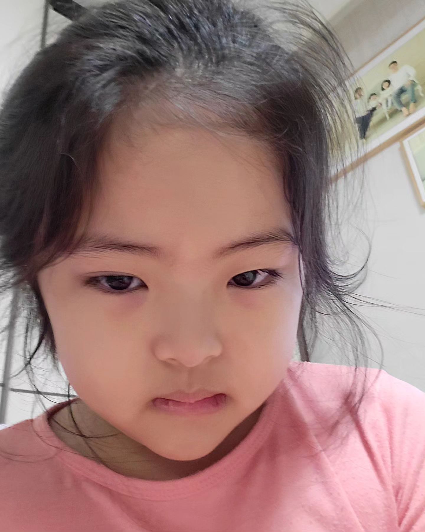 서연이가 찍어놓은 셀카...
사진만봐도 아파보이네😭😭

그래도 오늘 아침부터는 미열만 있길래 잡혀가나보다~ 
했는데.... 저녁에 다시 39도 찍고 잠들기...🥲

아프고 힘들어서 거의 움직임 없이 하루를 보내고
저녁엔 기침하다 저녁먹은거 다 토하고ㅠㅠ 

다시 활기찬 서연이로 돌아가자...!!

#아프지마내딸 #나도괜히목이칼칼한느낌 
#이겨내자 #코로나이후로아파하는감기인듯