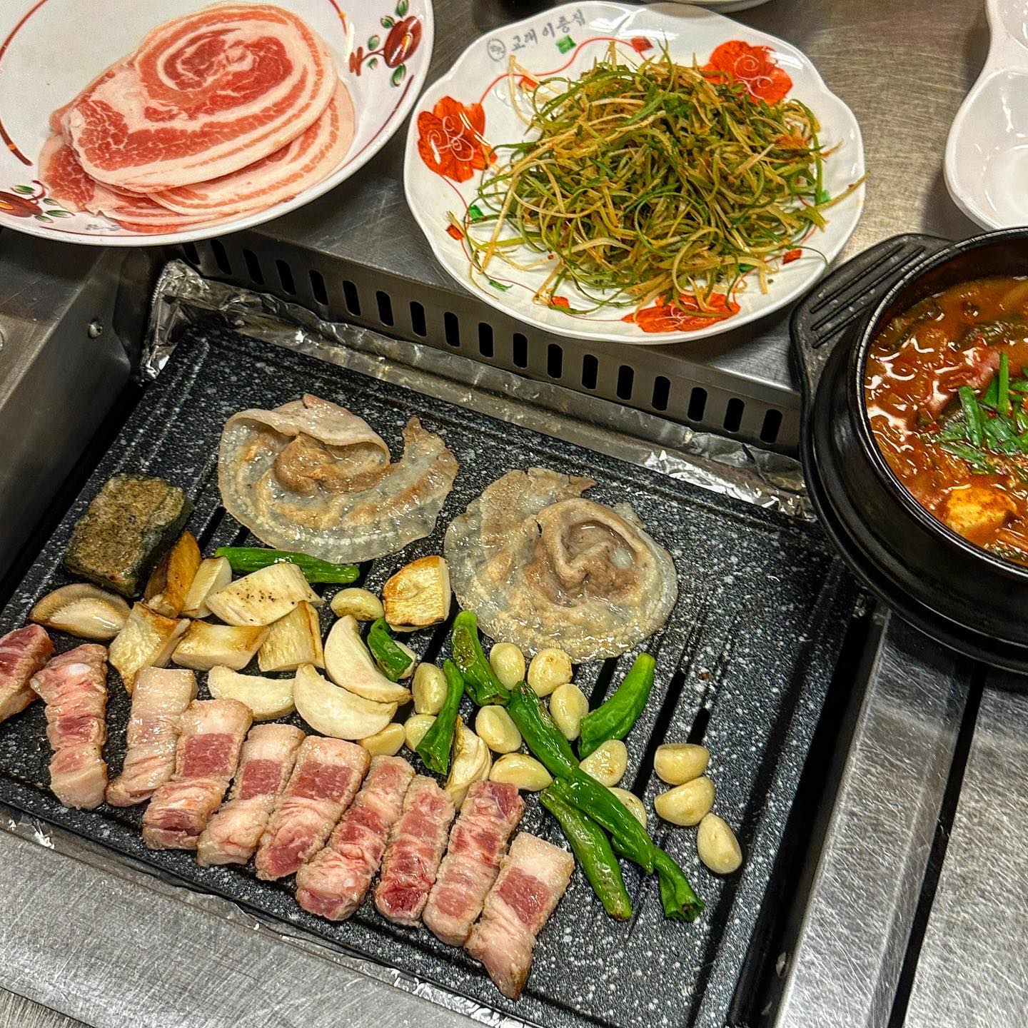 #협찬 ☑️신도림 ☑️교대이층집
⠀
한줄평✏️ 상추대신 고기를 쌈처럼 싸먹는 이색맛집!
⠀
여기는 신도림역 근처에 있는 교대이층집! 친구랑 둘이 가서 통삼겹1인분 + 꽃삼겹2인분 + 된장찌개 요렇게 주문했어요♥️ 고기는 오셔서 다 구워주시고 맛있게 먹는 방법도 알려주셔요!👍🏻 동그랗고 얇은 꽃삼겹을 쌈처럼 싸먹으라고 하셔서 파절이랑 백김치 올려 먹었는데 개존맛탱이에요..🫢♥️ 그리고 따로 시킨 된찌는 엄~청 깊고 찐한맛이에요! 강된장느낌!? 밥에 비벼먹는데 요것도 별미네요..✨ 나갈때 아이스크림도 무료로 먹을 수 있어서 먹었는데 진심 비싼 바닐라 아이스크림맛ㅠㅠㅠ 교대이층집에서 고기 드시면 나갈때 꼭 아이스크림 많이 퍼가세요…💗
⠀
⠀
#신도림맛집 #신도림역맛집 #신도림삼겹살 #신도림꽃삼겹 #신도림돼지고기 #삼겹살맛집 #신도림데이트 #신도림회식 #신도림맛집추천 #꽃삼겹맛집 #좋반 #좋반테러 #좋튀잡 #좋아요테러 #좋튀 #좋반사 #좋테 #좋반환영 #좋반해요 #좋반댓 #좋아요폭탄 #좋테반사 #좋반해요