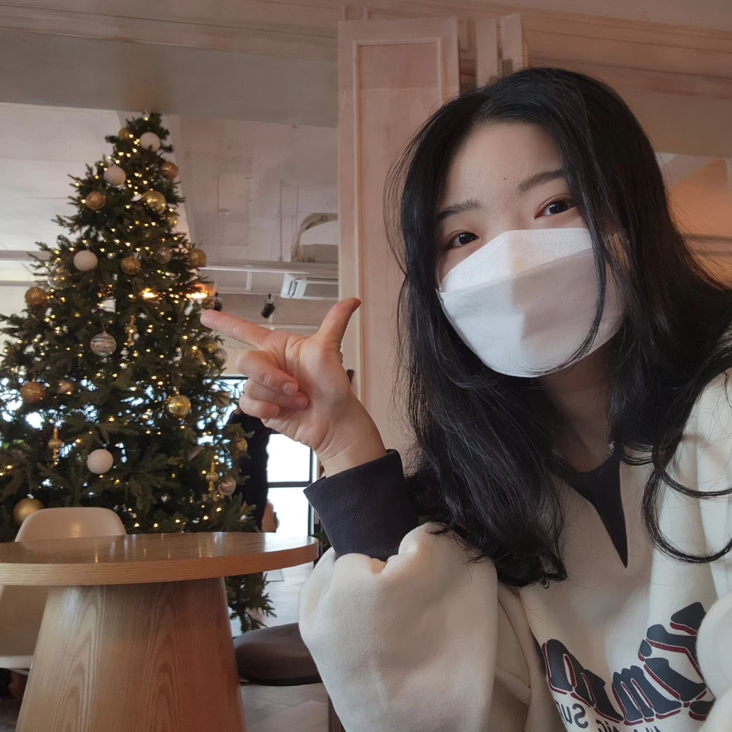 엄마랑 데이트함! 

거꾸로된 트리랑 사진도 찍음!!!

키키키 크렘당주랑 오트라떼가  너무 맛있었던 리셉션커피( reception_coffee )

다음엔 리뉴얼 된 푸딩 꼭 먹어야지!!

#대전둔산동카페  #대전둔산동카페추천
 #대전둔신카페 #대전둔산카페추천 #대전둔산디저트맛집 #대전크렘당주맛집 #대전리셉션카페  #대전리셉션커피