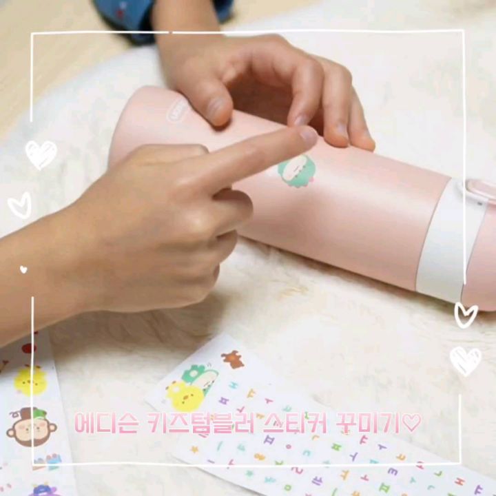 #협찬

오늘은 아이들의 작은 손에 딱! 
에디슨 키즈 텀블러를 소개하려고 합니다🤗

아이들이 쓰는 거라면 뭐든 '안전'부터 '편리함'까지 다 따져봐야 하잖아요? 
이 텀블러는 그 모든 걸 충족시켜준답니다!👍🏻

👶 한 손에 쏙! 슬림하고 귀여운 디자인
우리 아이 손에 딱 맞는 사이즈에, 귀여움까지 더해져서 아이가 너무 좋아해요. 
가방에 쏙 넣고 다니기도 좋더라고요!

👆 원터치로 '팝'! 엄마도 놀란 쉬운 개방 방식
아이 혼자서도 '뚜껑 열기'를 마스터할 수 있어요. 
원터치로 쉽게 열리고, 뚜껑이 고정되어 있어서 마실 때 얼굴에 닿지 않아 안전해요.

🔒 안전 락이 있어서 엄마 마음도 '락'!
물 샐 걱정 없이 가방에 넣어도 안심이에요. 
오작동 방지로 설계된 안전 락 덕분이죠.

🤏 히든 핑거링, 작지만 큰 차이!
작은 핑거링이 있어서 들고 다니기도 편해요. 
아이 손에도, 엄마 손에도 딱 맞는 크기랍니다.

🥤 안전한 재료 사용은 기본!
의료용 스테인레스를 사용해서 건강에도 안심! 
우리 아이들이 매일 사용하는 거니까 더 신경 써서 골랐죠.

🌡️ 이중진공으로 음료 온도 '책임진다!'
보냉과 보온 기능까지 갖춰서 여름엔 시원하게, 겨울엔 따뜻하게 음료를 즐길 수 있어요.

🚰 쉽고 간편한 물 채우기
뚜껑 분리 없이도 정수기에서 바로 물을 담을 수 있어서 아침바삐 준비할 때 정말 편리해요.

🧼 세척도 간단하고 위생적!
분리가 쉽고 청소하기도 간편해서 위생적으로 사용할 수 있어요.

👣 미끄럼 방지 실리콘 처리로 '안전하게!'
바닥에 실리콘 처리가 되어 있어서 미끄러지지 않고 안정적이에요.

🌈 나만의 개성을 표현할 수 있는 스티커
아이가 좋아하는 캐릭터 스티커로 꾸미면 나만의 텀블러 완성! 
세척해도 문제없는 방수 스티커라 더 좋아요.

아이들의 건강과 안전, 편리함을 모두 고려한 에디슨 키즈텀블러~
새학기템으로 꼭 챙겨 주세요~!

#초등학생필수템 #아이물병추천 #키즈텀블러 #에디슨 #키즈보온병 #에디슨 #에디슨몰 #에디슨보온병 #보온병 #초등학생보온병