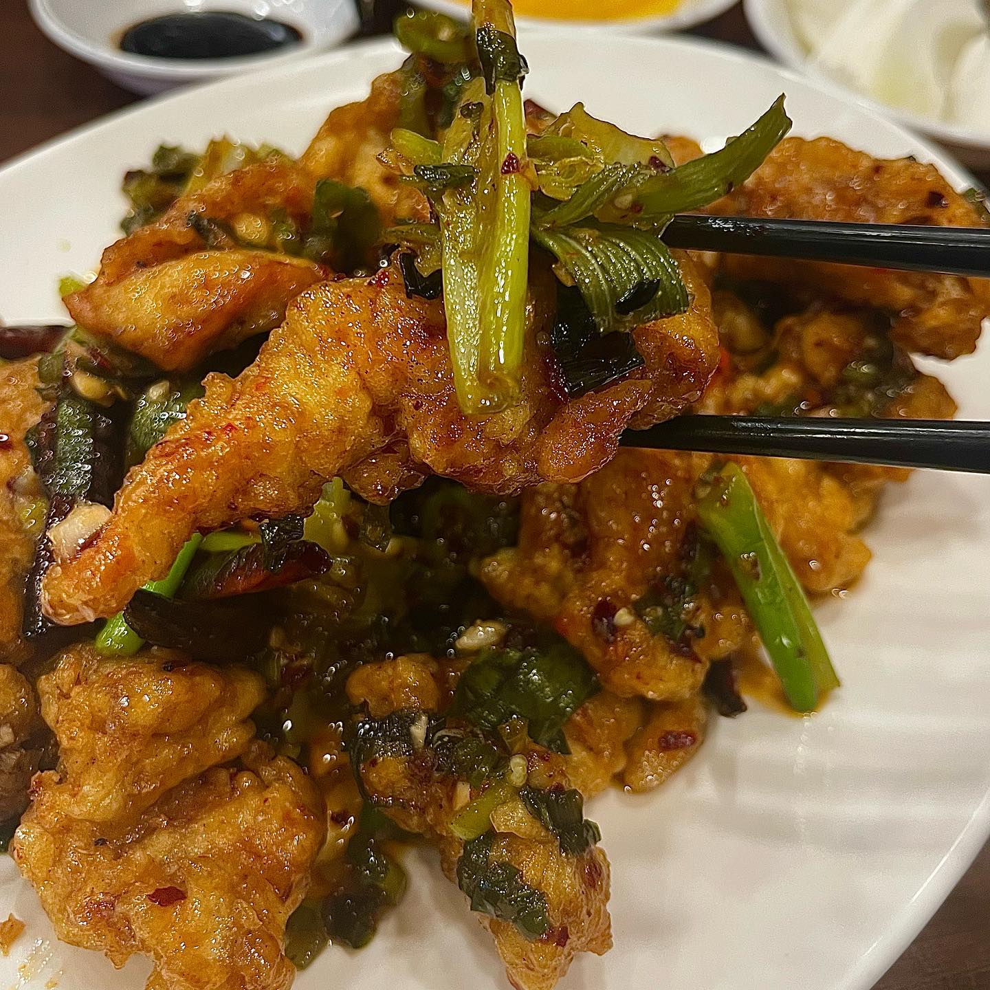 차이나타운까지 안가도 맛있는 중국음식 먹을 수 있는 #진흥각 

오래된 중식집의 느낌이 폴폴나는 외관을 가진 #진흥각 에 다녀왔습니다. 2층까지 있어서 단체손님, 회식, 모임으로도 좋을 것 같더라구요. 

따스한 자스민차를 마시며 몸을 녹이고 저희는 #짬뽕밥 과 #깐풍기 를 주문해봤습니다. 

#짬뽕밥 진흥각의 짬뽕밥은 정말 정말 인기메뉴!! 특이하게 그냥 밥이 아니라 볶음밥이 나온다는게 장점!! 볶음밥도 먹고싶고 짬뽕도 먹고싶을때 완전 딱 아닌가요?! 짬뽕도 칼칼하고 깔끔해서 너무 맛있게 먹었답니다

 #깐풍기 깐풍기도 진흥각의 시그니처라고 할 수 있는데요. 정말 소스가.. 인기 많은게 바로 납득가능ㅋ 파랑 같이 먹으면 존맛탱.. 다음에 가도 또 먹고싶은 맛이더라구요!! 다른 테이블들도 깐풍기를 많이 시키고 있었어서 강추합니다!! 

오랜 전통을 자랑하는 진흥각! 신포시장이나 근처오시면 꼭 방문해보세요 진짜 가볼만한 식당 인정!! 👍👍

인천중구맛집#인천중구짜장면맛집#인천중구짬뽕맛집#인천중구탕수육맛집#인천차이나타운맛집#인천차이나타운짜장면맛집#인천차이나타운짬뽕맛집#인천차이나타운크림새우#인천차이나타운깐쇼새우#인천차이나타운탕수육맛집#인천차이나타운짜장면#인천중구짜장면#인천중구짬뽕#먹스타그램#진흥각