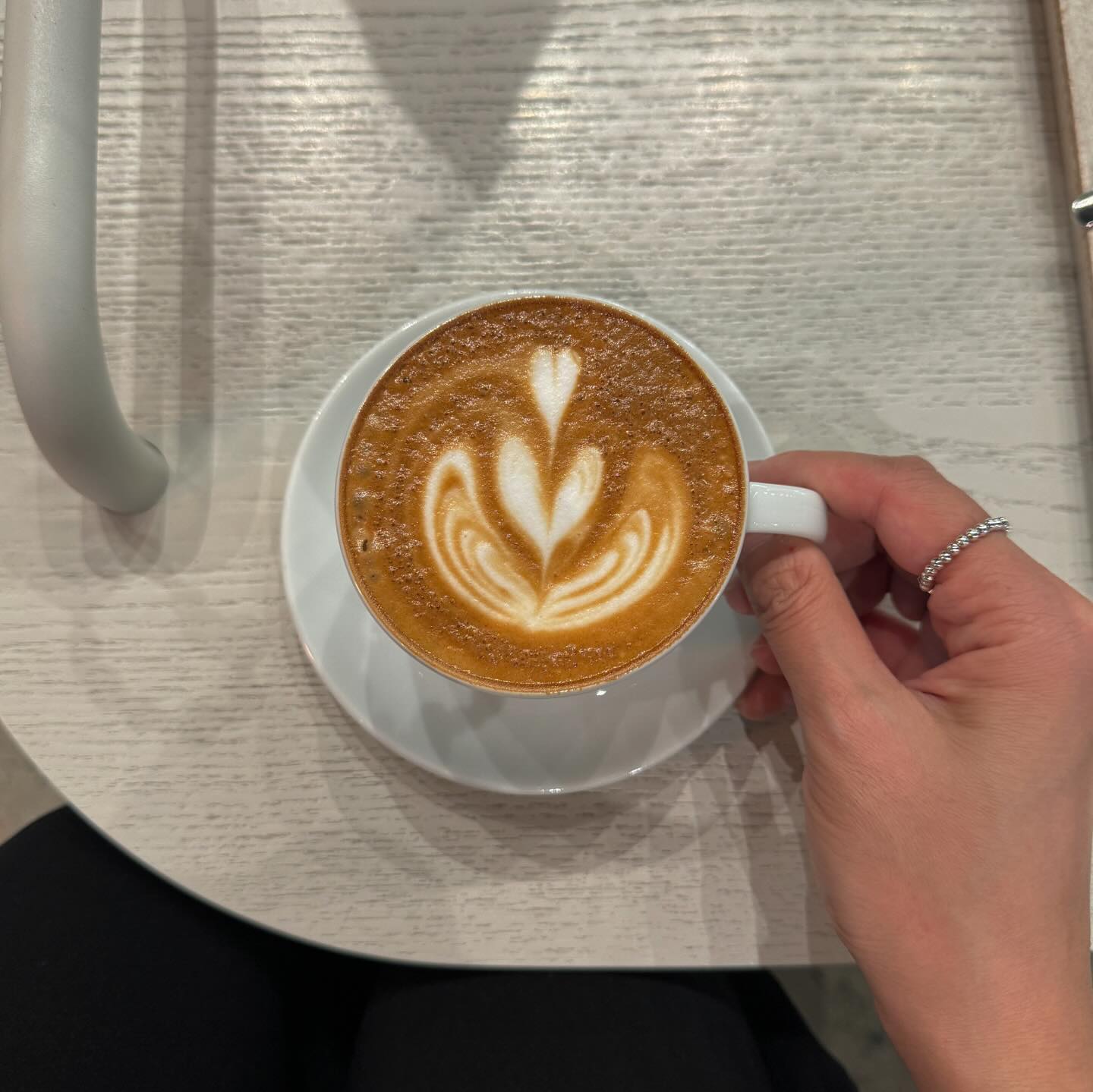 모모스 또 가고싶다 .. 24년 첫 라떼 ☕️🤍

#모모스커피 #부산카페 #부산카페추천 #momoscoffee