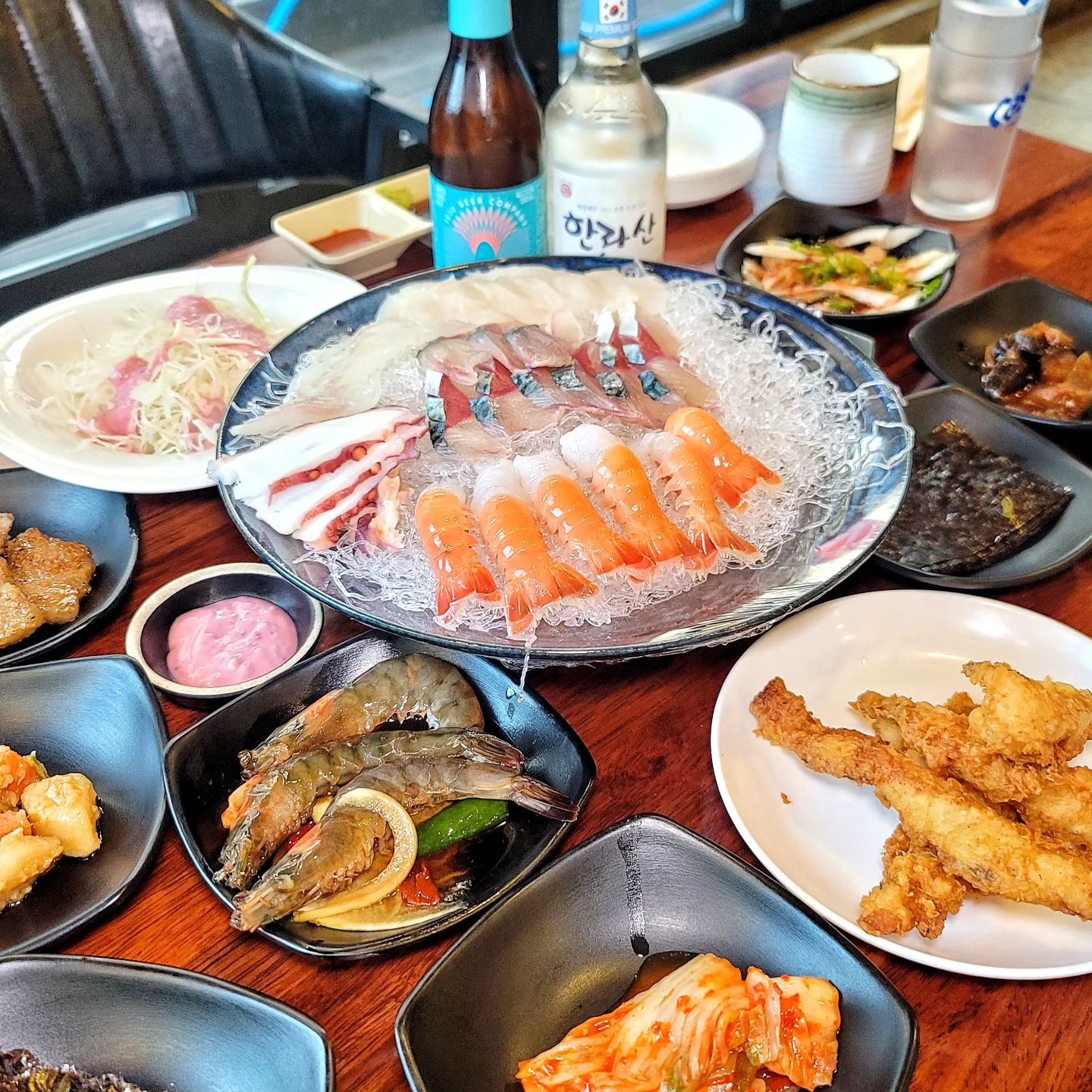 #협찬 

탐라한상🏝

📍제주 서귀포시 태평로353번길 22-5 
🕰 8:00 - 22:30 
  라스트오더 20:50 
  매주 화요일 정기휴무 
☎ 064-733-4945 

🍴 갈치조림 한상(3인) 95,000원 

🐟 제주도 서귀포 여행시 들렀던 #탐라한상 에서 #갈치조림한상 을 먹고 왔어요.

🐟 올레시장에서 10분거리에 위치해있고, 근처에 이중섭 미술관, 천지연폭포 등 서귀포 관광지와도 가까워서 서귀포 관광할때 들르기 좋은 곳이에요. 

🐟 아이들과 반려동물도 함께할 수 있는 공간이라 가족 모두가 편하게 즐길 수 있었고 내부시설이 널찍해서 단체로 방문하기도 좋아요. 

🐟  제주도 대표 음식들을 한 상에 다 먹을 수 있어 여행일정이 짧은 분들이 가시기 딱 좋아요. 

🐟 저희가 먹은 갈치조림정식은 갈치조림과 고등어회, 광어회, 딱새우회, 문어숙회에 새우장, 갈치튀김, 산적, 돌솥밥 등이 포함된 한상 요리에요. 푸짐한 상차림에 눈이 즐거웠답니다! 👀

🐟 탐라한상에서만 맛 볼 수 있는 #갈치순살튀김 은 바삭하고 고소해서 아이며 어른이며 누구나 다 먹기 좋았어요. 매장에서 직접 만든 수제소스와 먹으면 더 맛있답니다. 

🐟 찬거리는 제철 나물로 정갈하게 차려져서 깔끔했어요. 싱싱한 제철회도 함께해서 제주에서 기대했던 맛을 제대로 느낄 수 있었어요.

 🐟 갈치조림에는 감자와 무가 둘 다 들어가있고 먹기좋게 잘 익어서 밥이랑 먹기 좋았어요. 

🐟 밥은 따끈한 솥밥으로 든든하게 먹고 마무리도 구수하게 숭늉도 먹었어요. 

🐟 갈치조림, 갈치순살튀김, 고등어회, 딱새우회, 새우장, 돌솥밥까지 한상에 푸짐하게 먹을 수 있는 탐라한상, 서귀포 여행하실 때 한번 들러보세요🏝

#제주맛집 #탐라한상 #제주갈치조림 #서귀포맛집 #서귀포갈치조림
