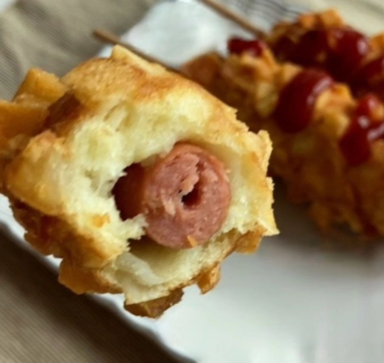 #협찬 #올바르고반듯한핫도그

바삭한 감자큐브와 고소한 모짜렐라 치즈가 어우러진 
맛있는 핫도그 올바르고 반듯한 감자치즈핫도그 소개해드릴게요.

겉면은 바삭한 감자큐브
안에는 소세지와 고소한 치즈가 들어있어
너무 너무 맛있어요.

국내산 찹쌀가루를 넣어 퍽퍽하지 않고 쫄깃한 식감을 느낄 수 있어요.

100% 국내산 돼지고기를 사용하여 육함량이 높아
탱글한 식감이 살아있는 소세지도 일품이네요.

3무첨가 핫도그로
끝이 둥근 안심 막대기라 아이들도 안심하고 먹을 수 있구요.

예어프라이에 조리하면 더욱 바삭하게 먹을 수 있네요.

아이들 간식으로도 그만이예요.
냉동실에 쟁여 놓고 먹어야 겠어요.

#핫도그 #올바르고반듯한 #감자핫도그 #반반핫도그 #못난이핫도그
#치즈핫도그 #치즈 #간식 #올반 #신세계푸드 #올반핫도그 #셀러뷰