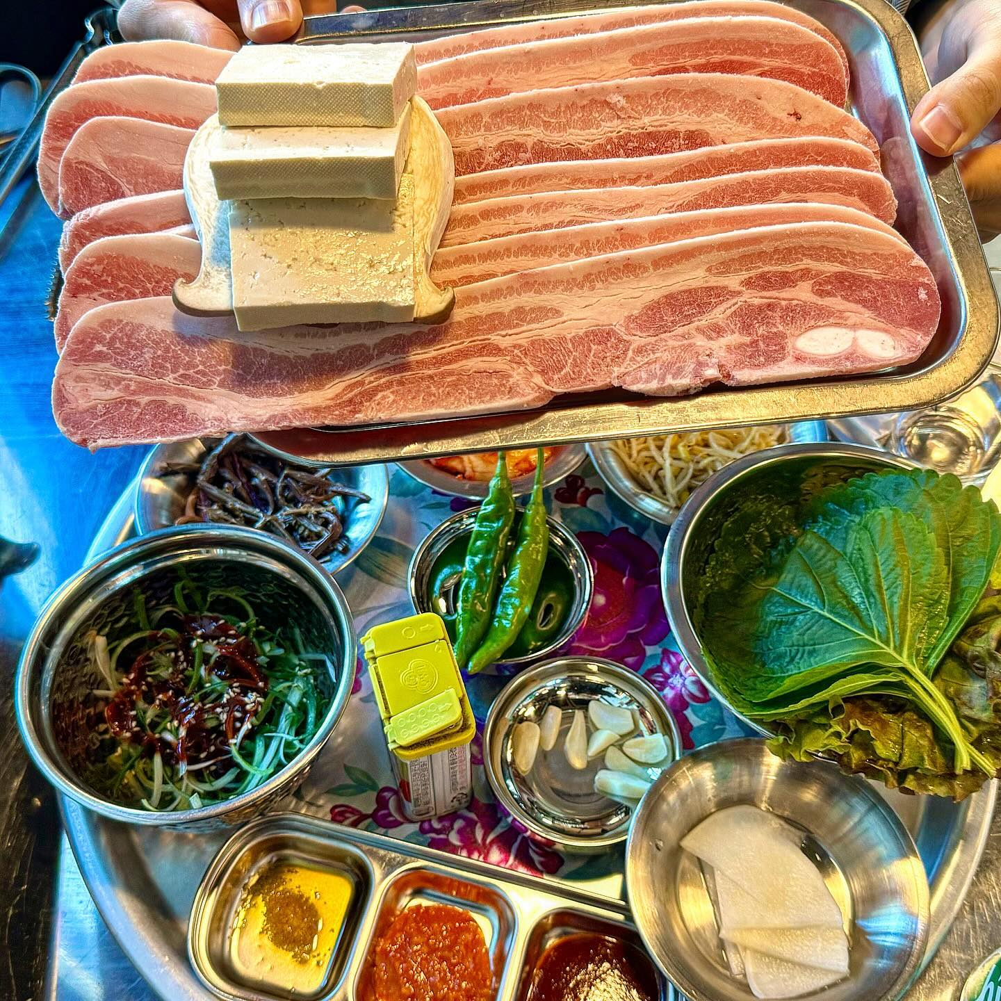 #협찬 거북섬 급랭삼겹살 맛집 '금성식당'
여기서 밥 세공기 먹음🤤👍🏻

저희 부부 맛집 리스트에 오른 거북섬 맛집 금성식당이에요. 맛있는 고기와 사이드메뉴가 대박인 맛집입니다❤

암퇘지를 급속냉동한 삼겹살은 잡내 하나도 없는 냉동삼겹살인데 집밥먹는 느낌으로 순삭가능🤤 기본 반찬에 구워먹을 수 있는 반찬들이 많아서 곁들여먹기 좋아요!
추가로 주문할 수 있는 임실치즈도 굿굿👍🏻

사이드 메뉴인 해물라면은 인생라면이라고 할 정도로 극찬이 아깝지않은 라면입니다.
홍합, 꽃게, 새우가 많이 들어있는 라면인데 불맛나는 짬뽕국물이라 술이 술술 들어갈 것 같은 맛이에요.

이외에 거북섬답게 해산물도 즐길 수 있으니 고기와 해물을 같이 먹으며 한잔하는 것도 좋을 것 같네요❤

🌱급랭삼겹살 1인 13,900원
🌱임실치즈 10,000원
🌱해물라면 8,000원

✅금성식당 거북섬점
🔹위치: 경기 시흥시 거북섬1길 10 대화위더스타워 101호
🔹영업시간: 16:00 - 익일 01:00  토일 12:00 - 익일01:00 매달 3번째 목요일 휴무
🔹전화번호: 0507-1423-4992
🔹주차 1시간 무료

#거북섬맛집 #웨이브파크맛집 #웨이브파크삼겹살 #시흥맛집 #시흥삼겹살 #거북섬삼겹살 #금성식당거북섬점 #시흥가볼만한곳 #급랭삼겹살맛집 #거북섬웨이브파크 #거북섬